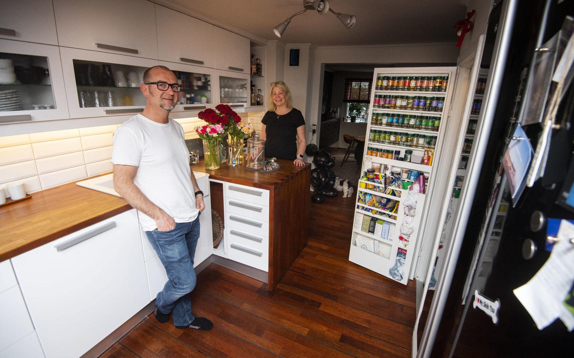 2006 byggde Håkan och Jeanette om köket, som hänger ihop med det kombinerade mat- och vardagsrummet. 