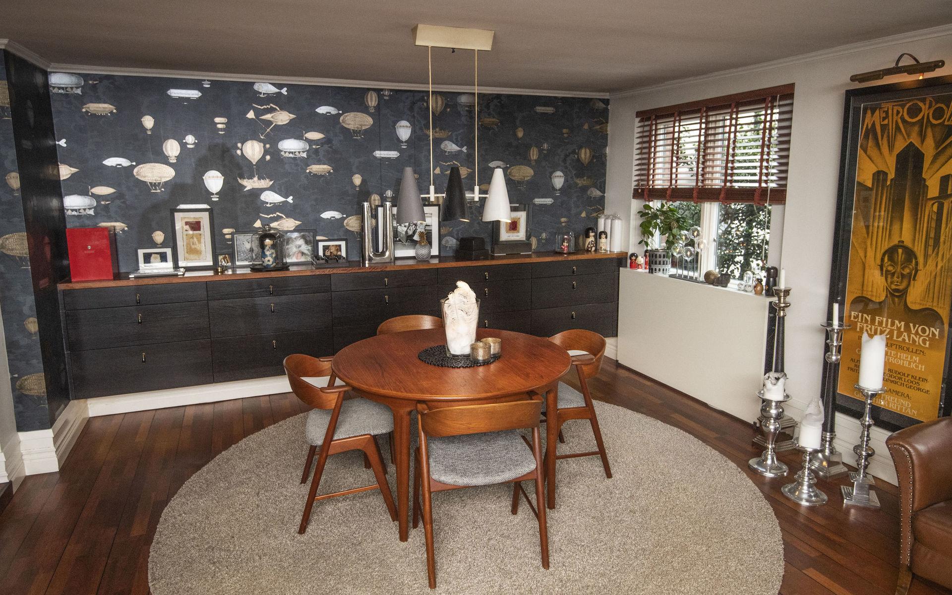Matrumsdelen i vardagsrummet. Bordet är ritat av den danske designern Johannes Andersen. 