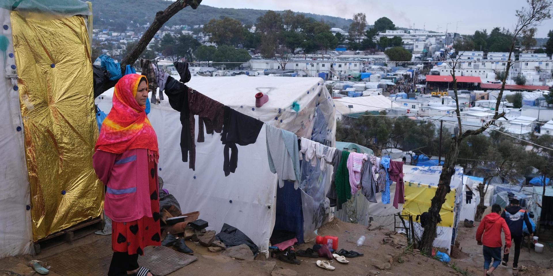 En migrant vid ett provisoriskt tält utanför det överfulla flyktinglägret Moria på ön Lesbos i Grekland. Arkivbild.