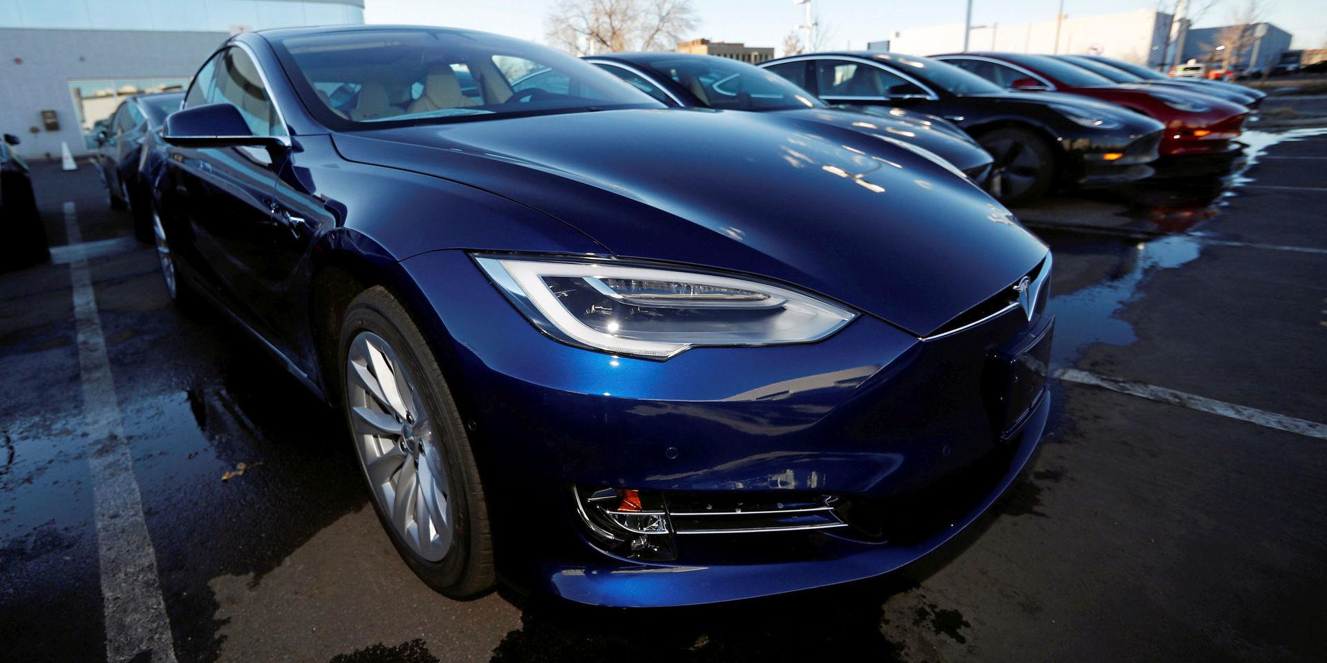Självgående. Elbilen Tesla lanserar snart en uppdatering som man menar ska göra bilen helt självkörande.