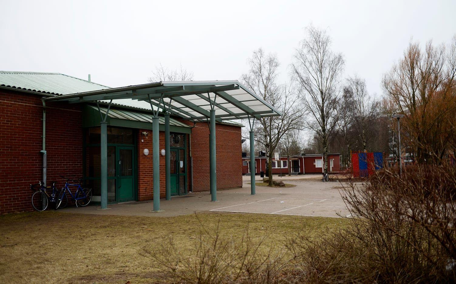 Andersbergsskolan: Sommaravslutningen hålls på skolgården där en scen byggs upp. Vid regn är vi i skolans idrottshall. Ingen kyrktradition. Bild: HP Arkiv
