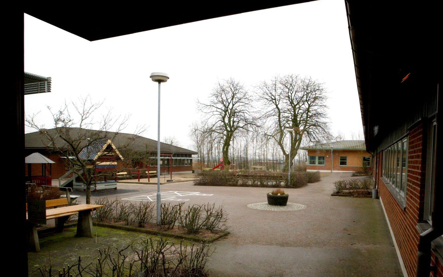 Eldsbergaskolan: Skolan har sin avslutning på skolgården redan på onsdag kväll. Valde bort kyrkan för över fyra år sedan på grund av platsbrist. Bild: HP Arkiv