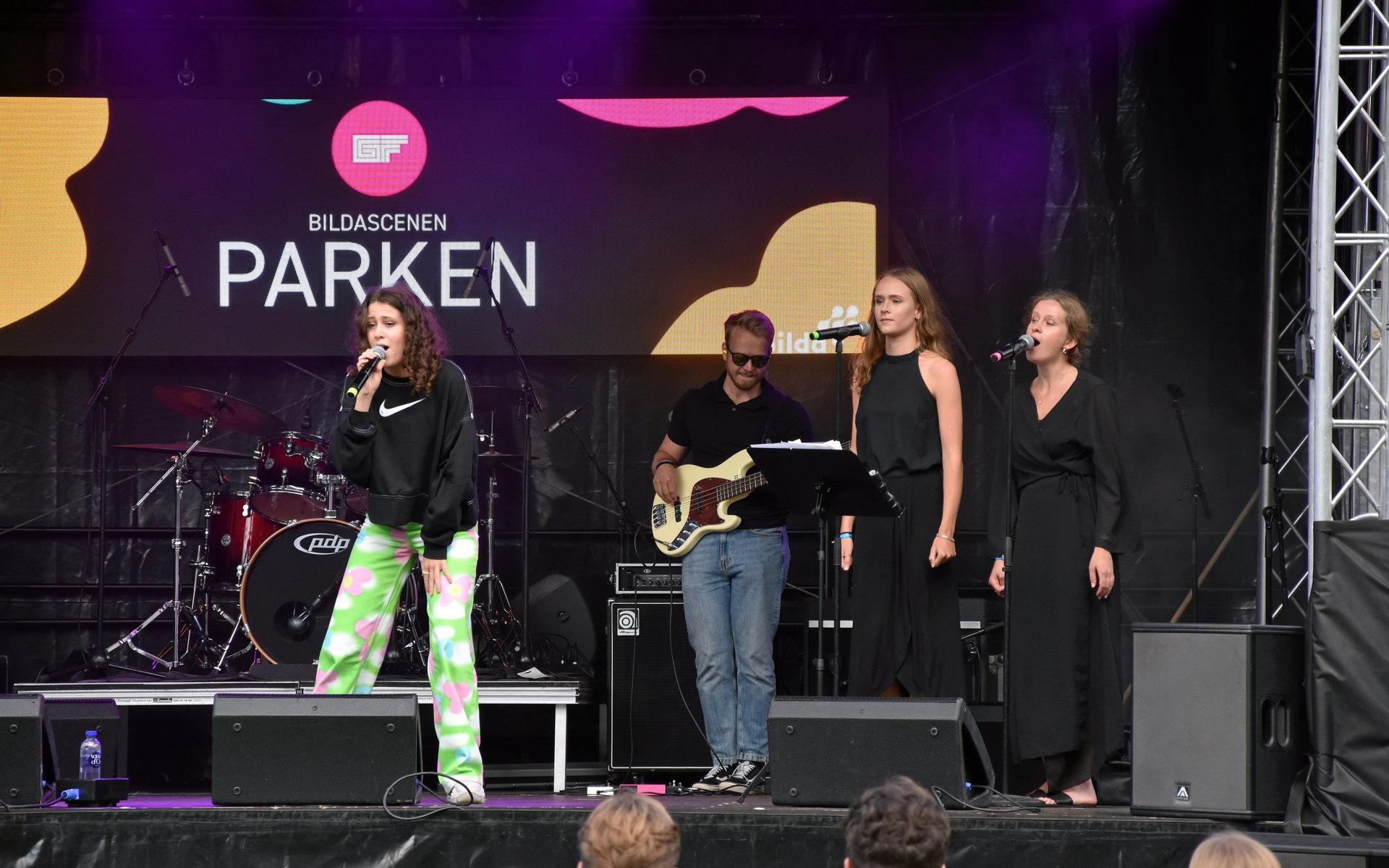 Kajsa Åkeflo på scen med sitt band. 