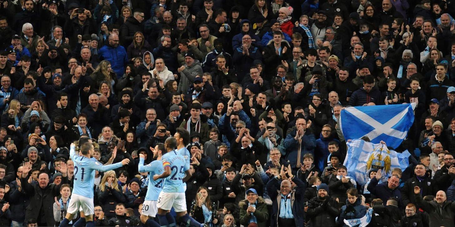 Manchester City-spelarna firar Ilkay Gundogans 3–1-mål hemma mot Bournemouth.