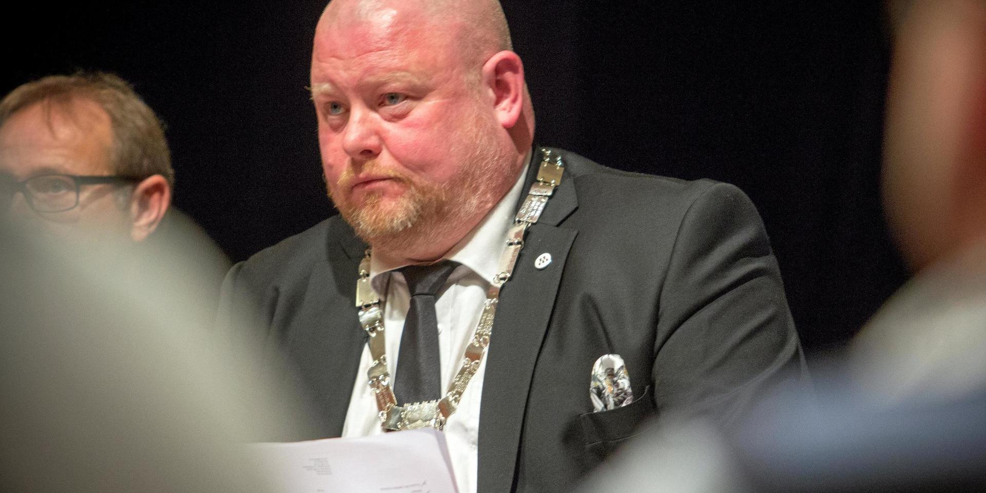 Jonas Hellsten (M) är ordförande i Laholms kommunfullmäktige och dessutom ordförande för Laholmsmoderaterna.