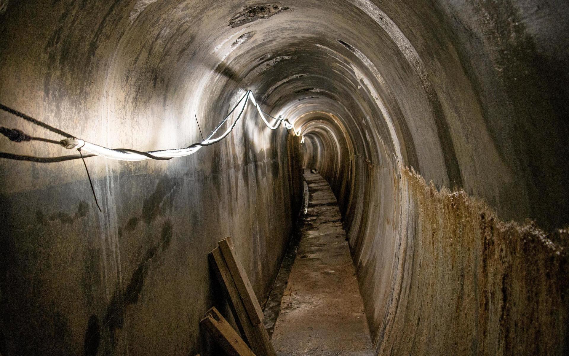 Inspektionstunnlar finns både vid kraftstationen och dammen. Den här trånga gången går inne i kraftverksdammens betongkropp.
