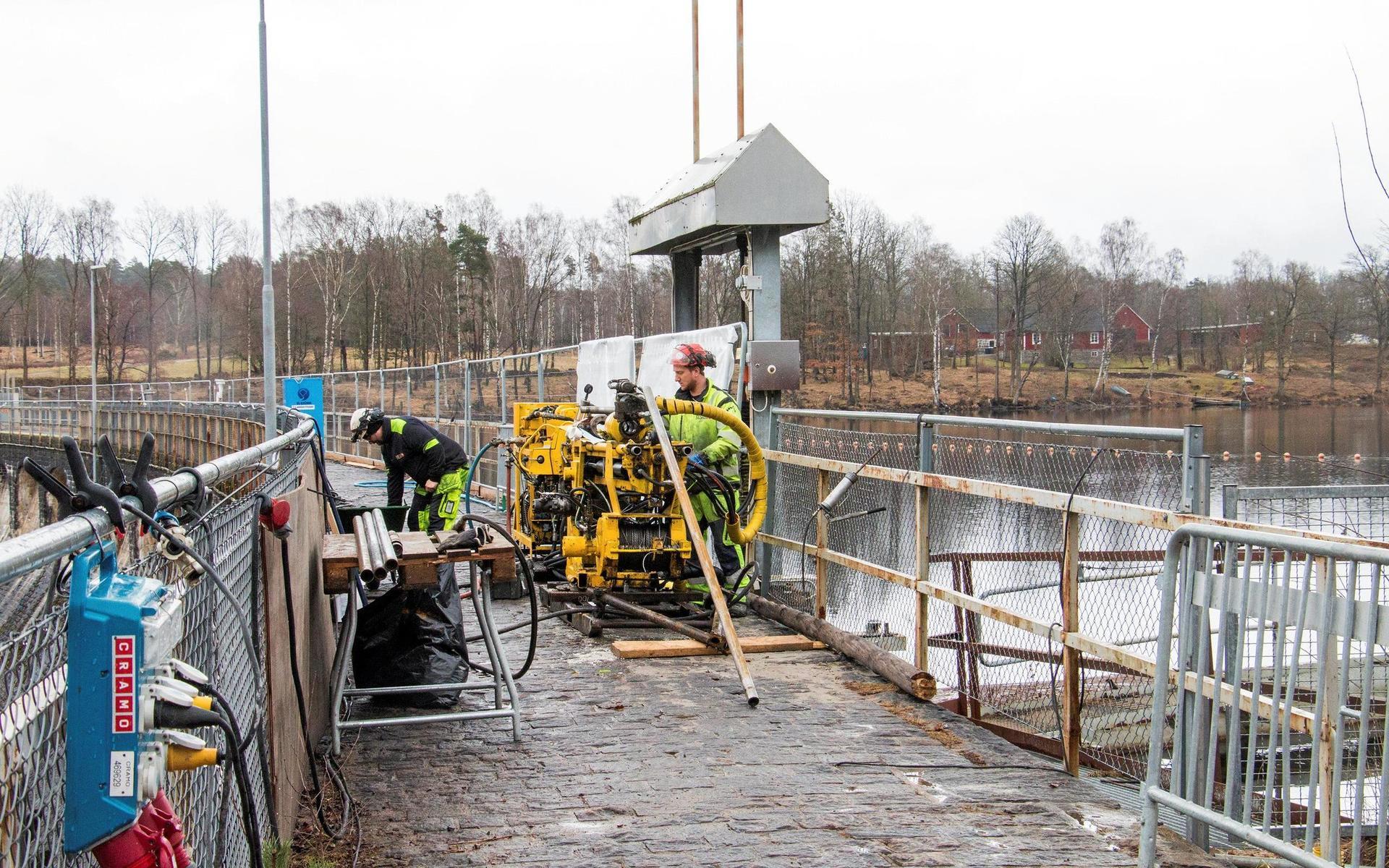 Skogaby kraftverk repareras genom att borra hål ner i dammen och injektera cement.