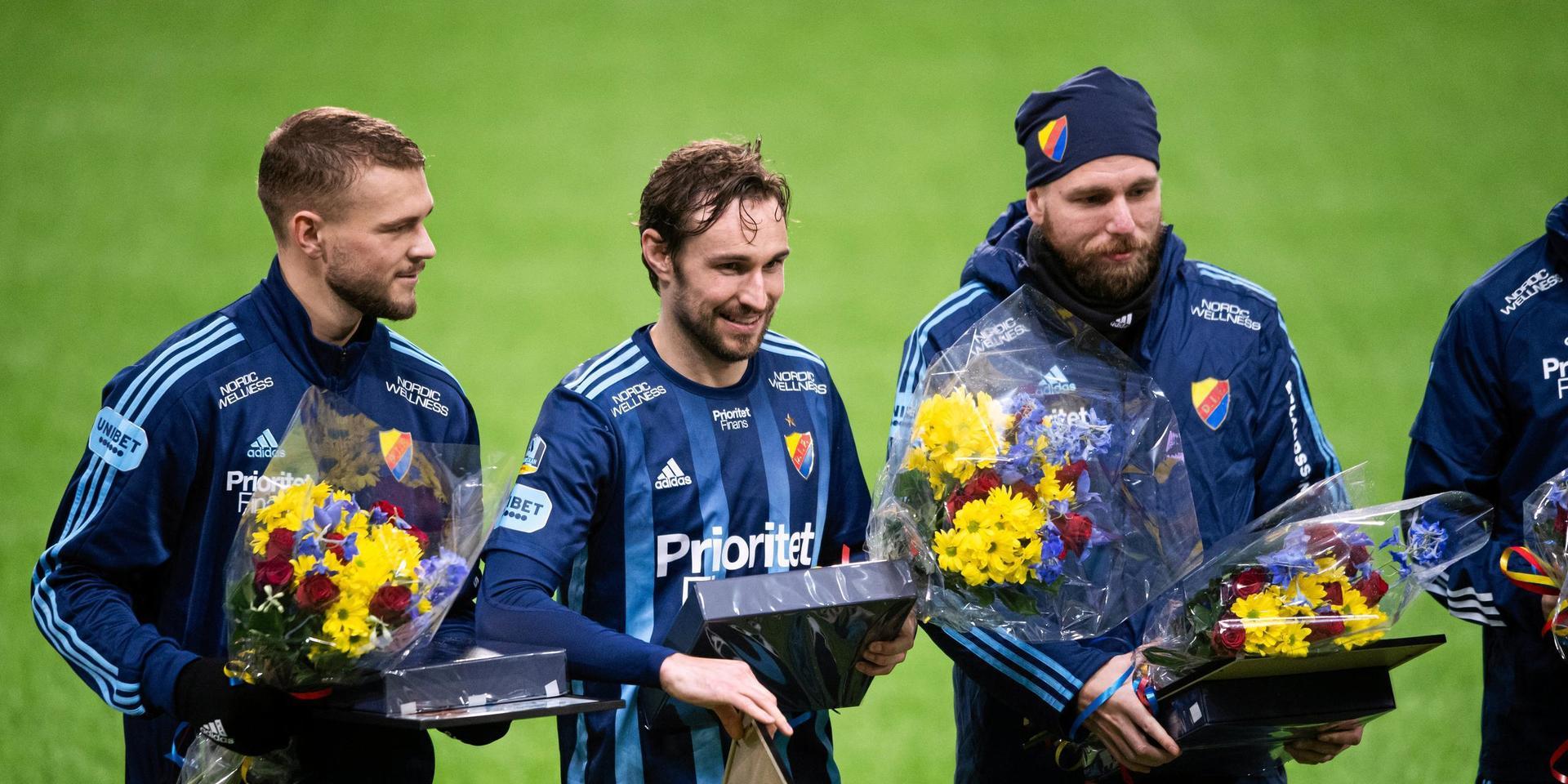 Tre spelare som lämnar Djurgården: Jesper Karlström , Kevin Walker och Jonathan Ring tackas av.