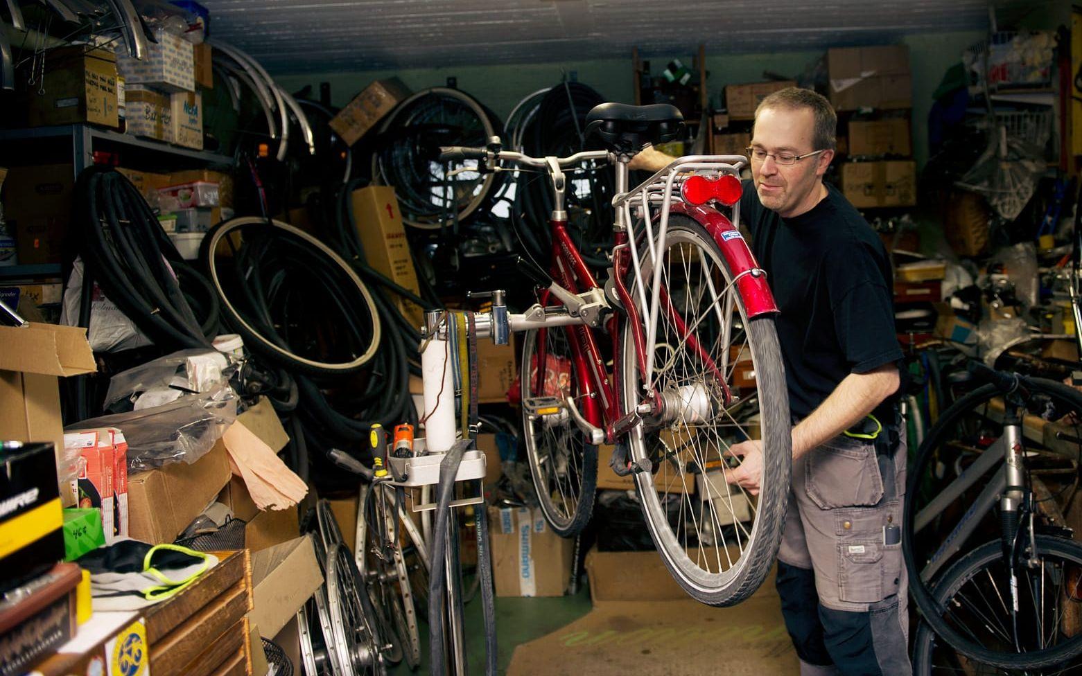 Stefan Nilsson på Håkanssons cyklar hoppas på att fler lämnar in sina cyklar när momsen sänks. Bild: Lina Salomonsson