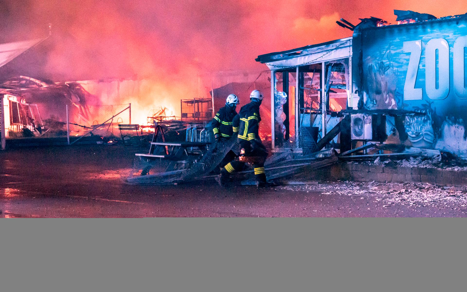 En kraftig brand härjar på onsdagsmorgonen i en zoobutik utanför Lomma. Räddningstjänsten har en större insats på platsen. Ett okänt antal mindre djur fanns i den del som brinner.