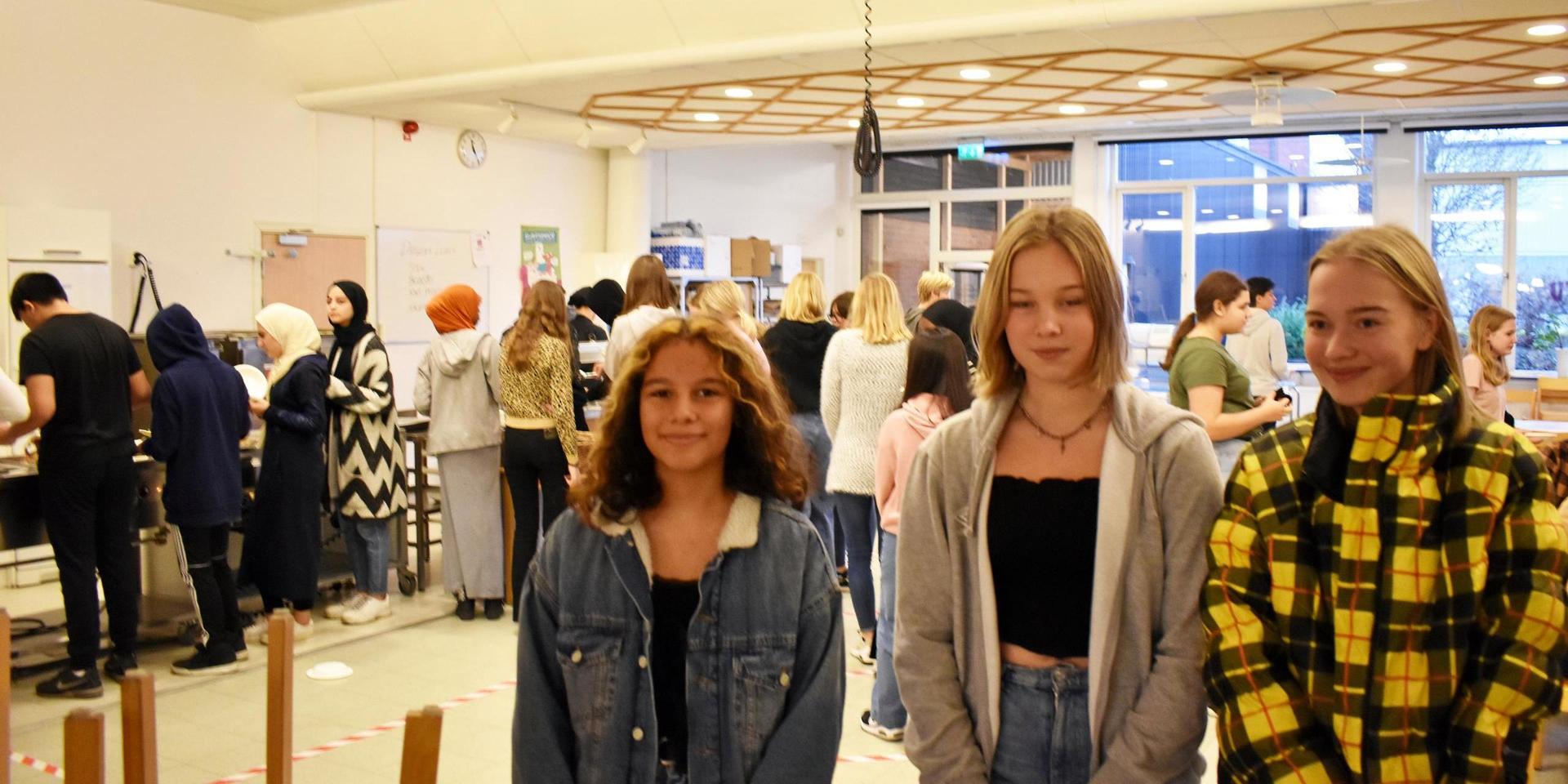 Denise Lindvall, Esther Bohman och Signe Hägglund ingår i elevernas matråd på högstadieskolan. De är kritiska, exempelvis till den långa matkön som syns i bakom dem.