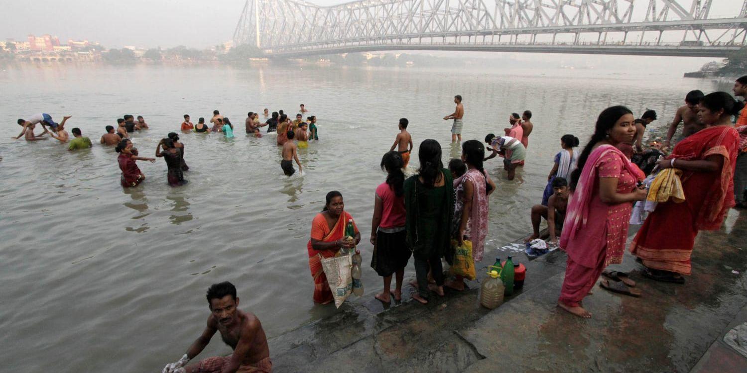 Chanchal Lahiri sänktes ned i en bur från Howrah-bron utanför Calcutta. Arkivbild tagen i ett annat sammanhang, 2012.