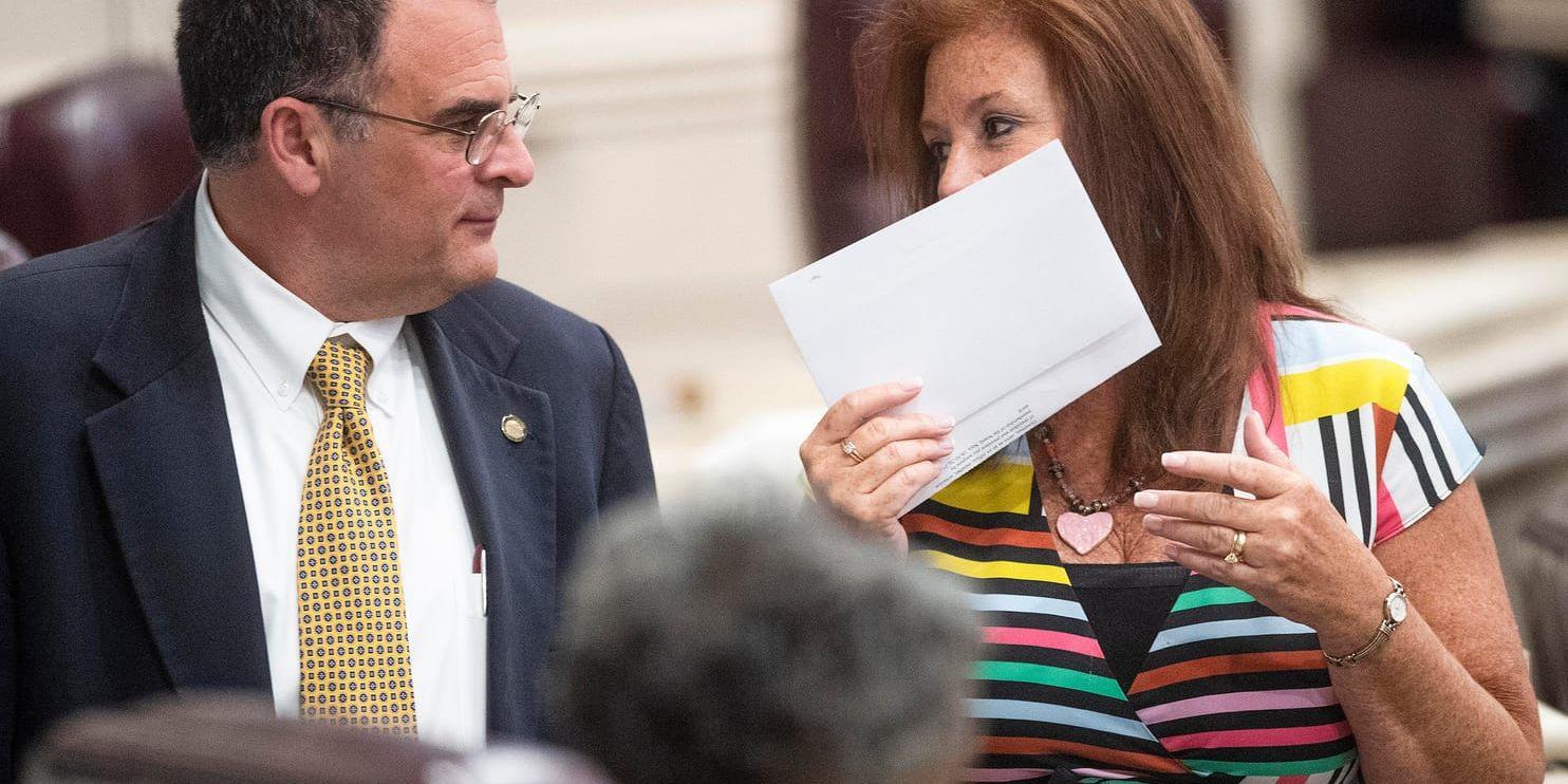 Delstatskongressledamöterna Chris Pringle och Terri Collins i Alabama Statehouse i Montgomery i samband med veckans överläggningar om abortlagstiftningen.