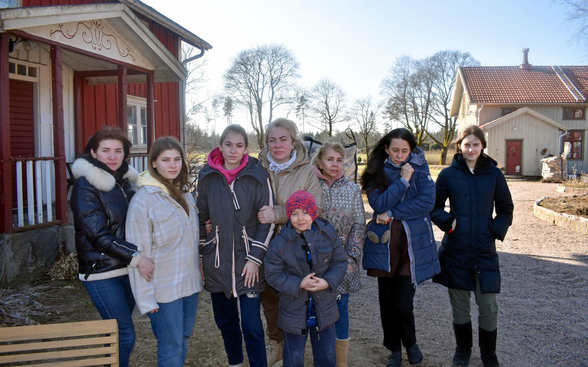 Jevgenia, Anastasia, Milena, Tania, Liubov, Julia, Yana och sexåriga Igor har flytt Ukraina och fått fristad på Charlottenlunds gårdshotell i Långaryd. De har tagit sig olika vägar från Kharkiv, Kiev och Irpin för att komma fram till Sverige.