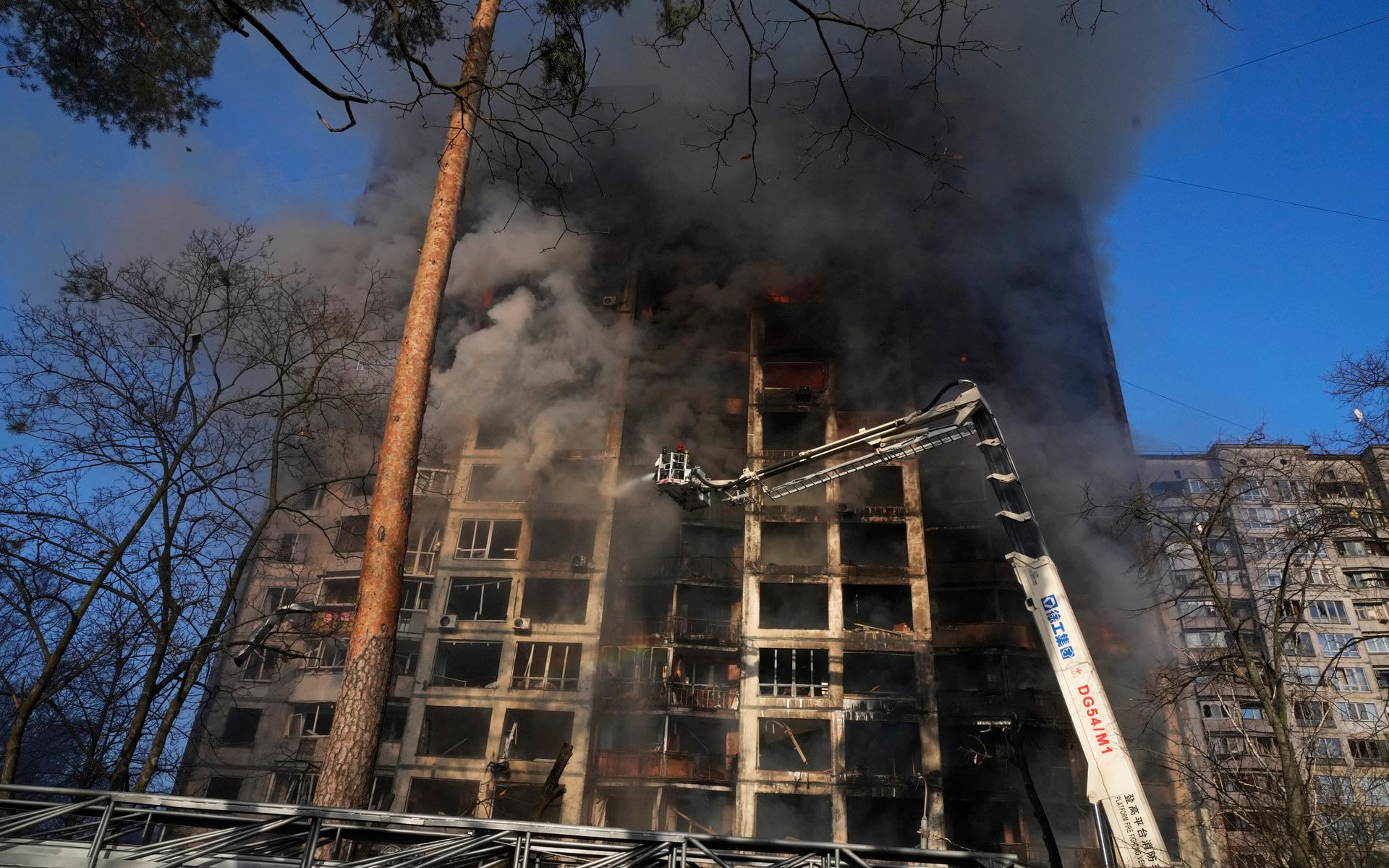 Även Kiev, som några av flyktingarna i Långaryd flytt från, har drabbats av kriget. Här är en lägenhetsbyggnad som står i brand efter en rysk attack.