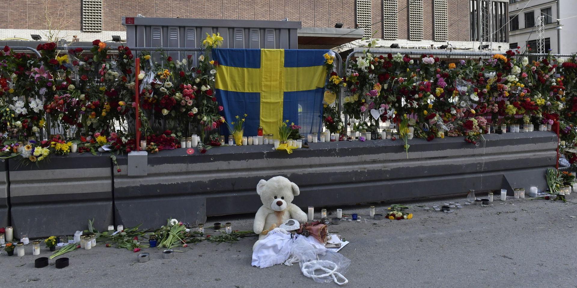 Terrorattack. Blommor utanför Åhléns efter terrorattacken i Stockholm den 7 april 2017.