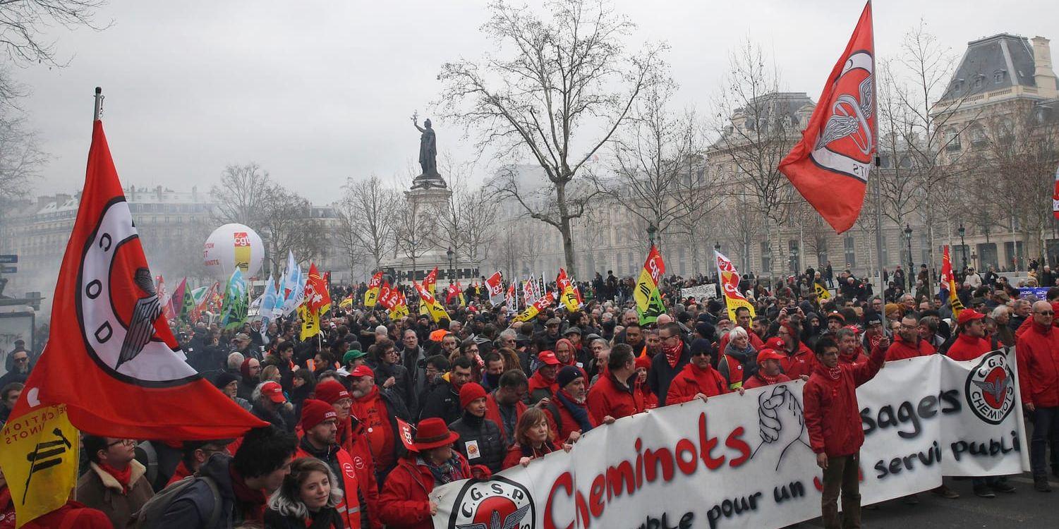 Franska järnvägsarbetare demonstrerar i Paris.