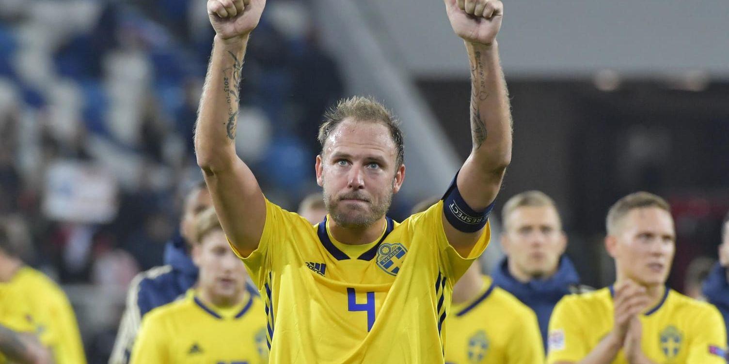 Lagkapten Andreas Granqvist tackar de svenska fansen efter 0–0 mot Ryssland.