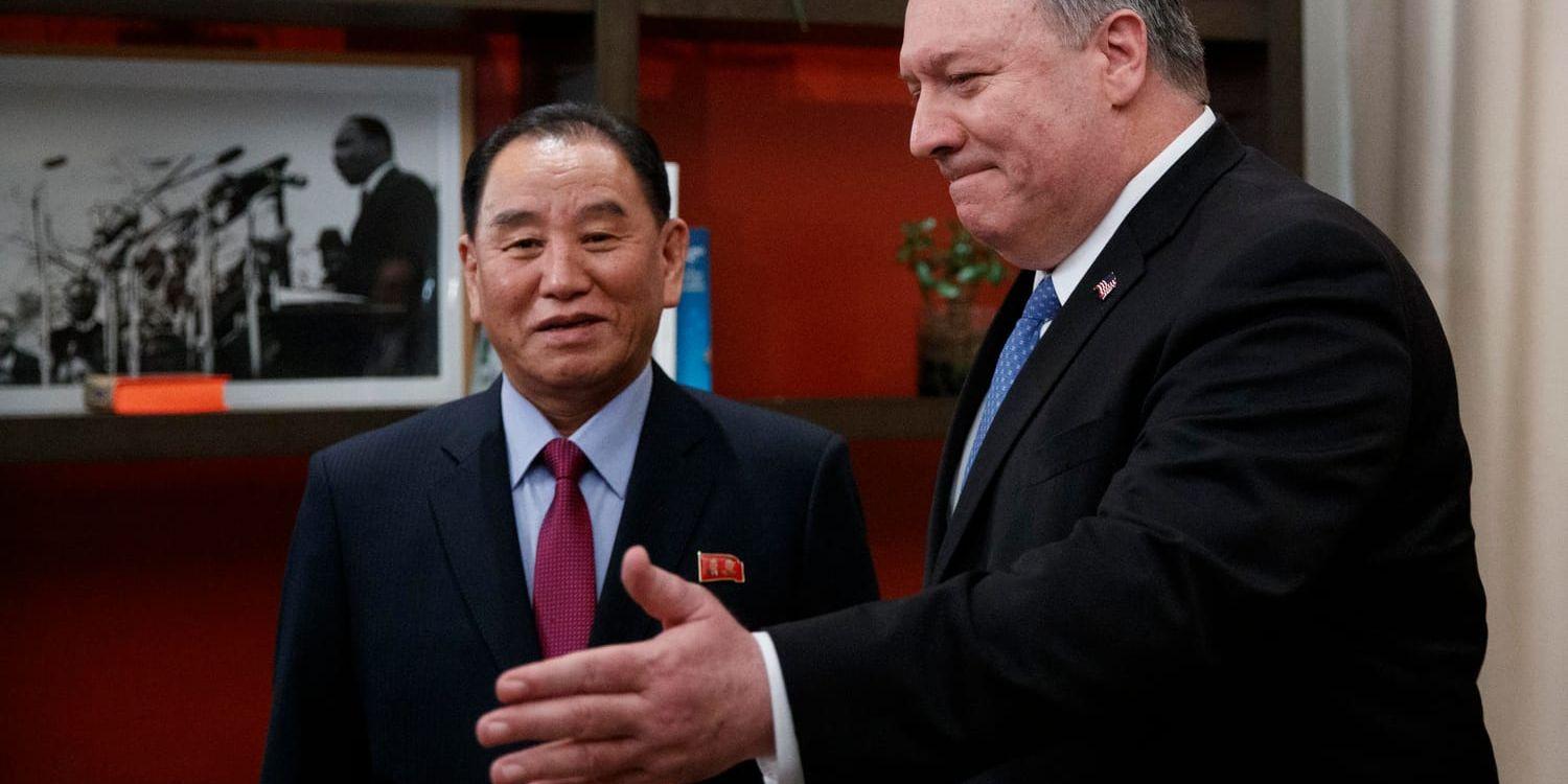 Den nordkoreanske toppolitikern Kim Yong-Chol får lämna sin post, uppger Yonhap. Här med USA:s utrikesminister Mike Pompeo i januari.