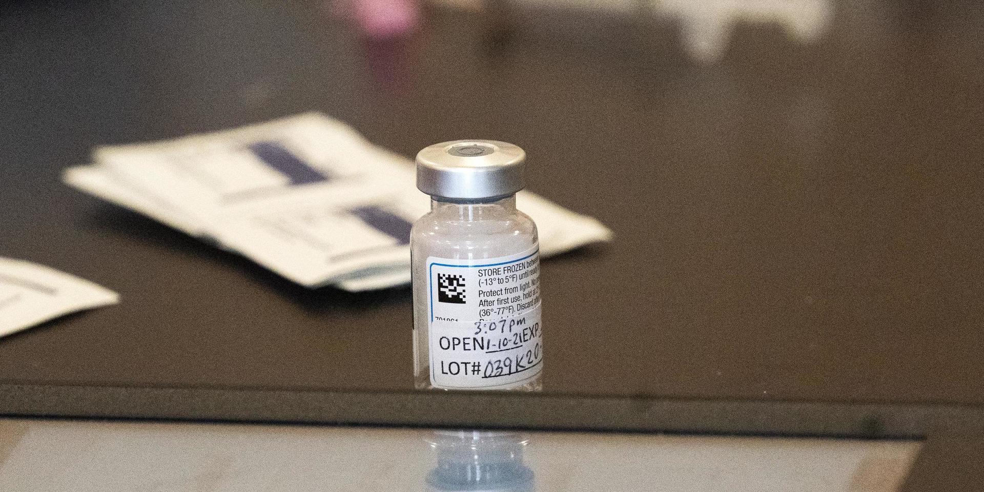 En medicinflaska innehållande Modernas vaccin mot covid-19 vid en klinik i New York. Arkivbild.