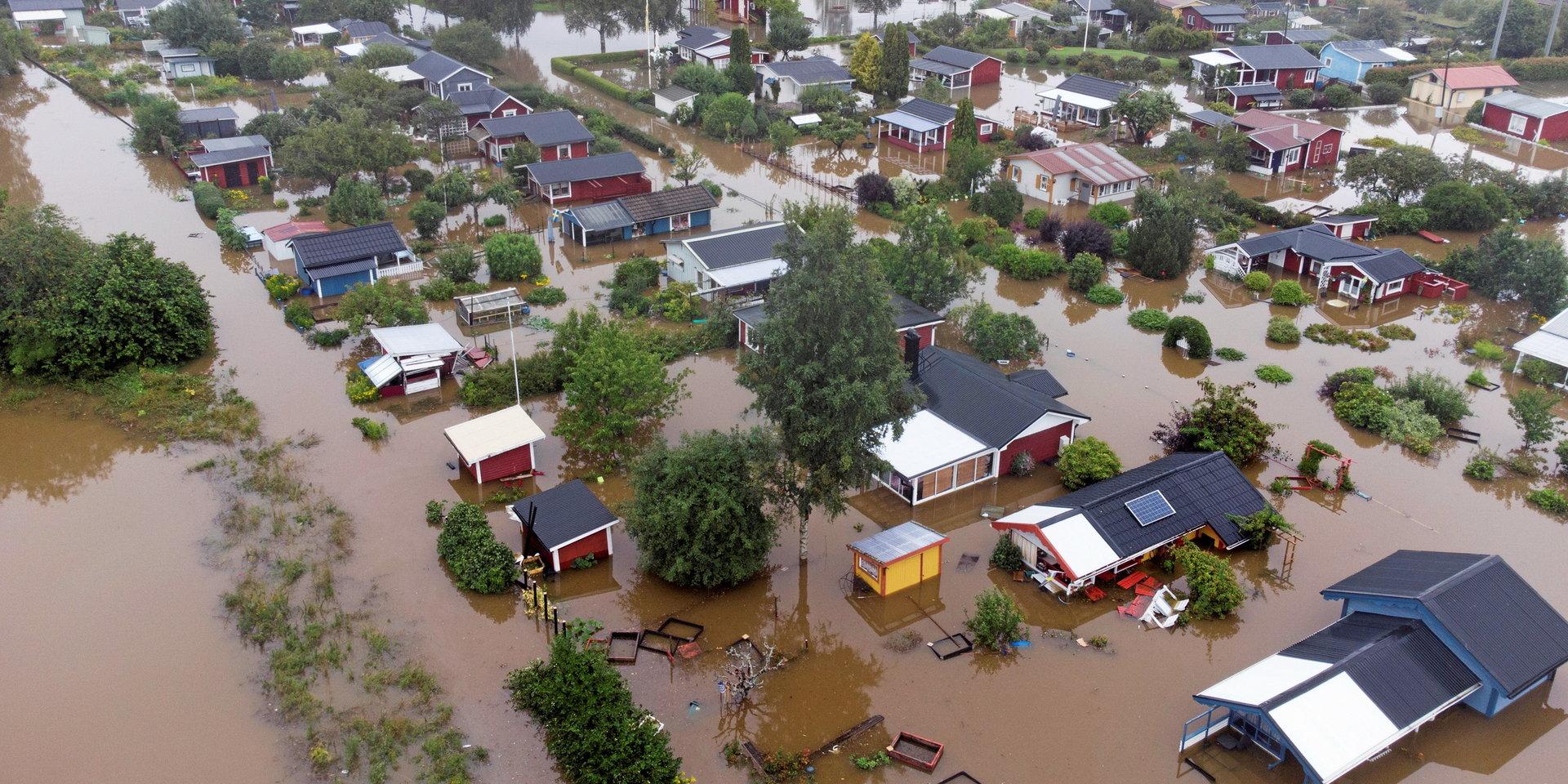 Översvämningarna som drabbade Sverige och Europa i somras är nära och konkreta exempel på de förödande konsekvenserna som klimatförändringarna medför, skriver insändarskribenterna.