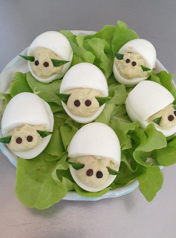 Mat kan vara både gott och kul. Det visar Karina Bergenholtz genom att göra ägghalvor som föreställer Star Wars-karaktären ”Yoda”.