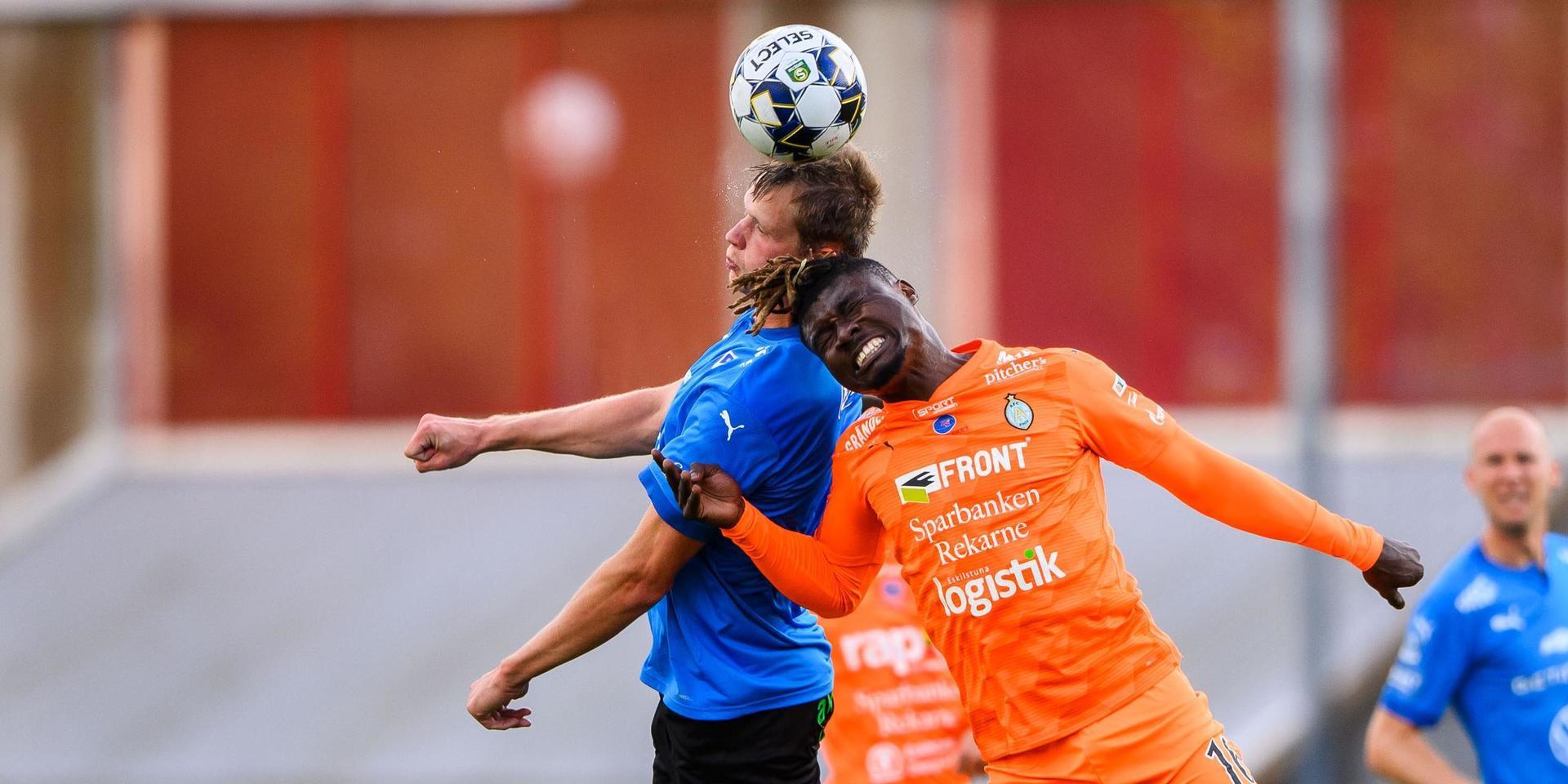 HBK:s Alexander Berntsson i duell med AFC Eskilstunas Samuel Nnamani