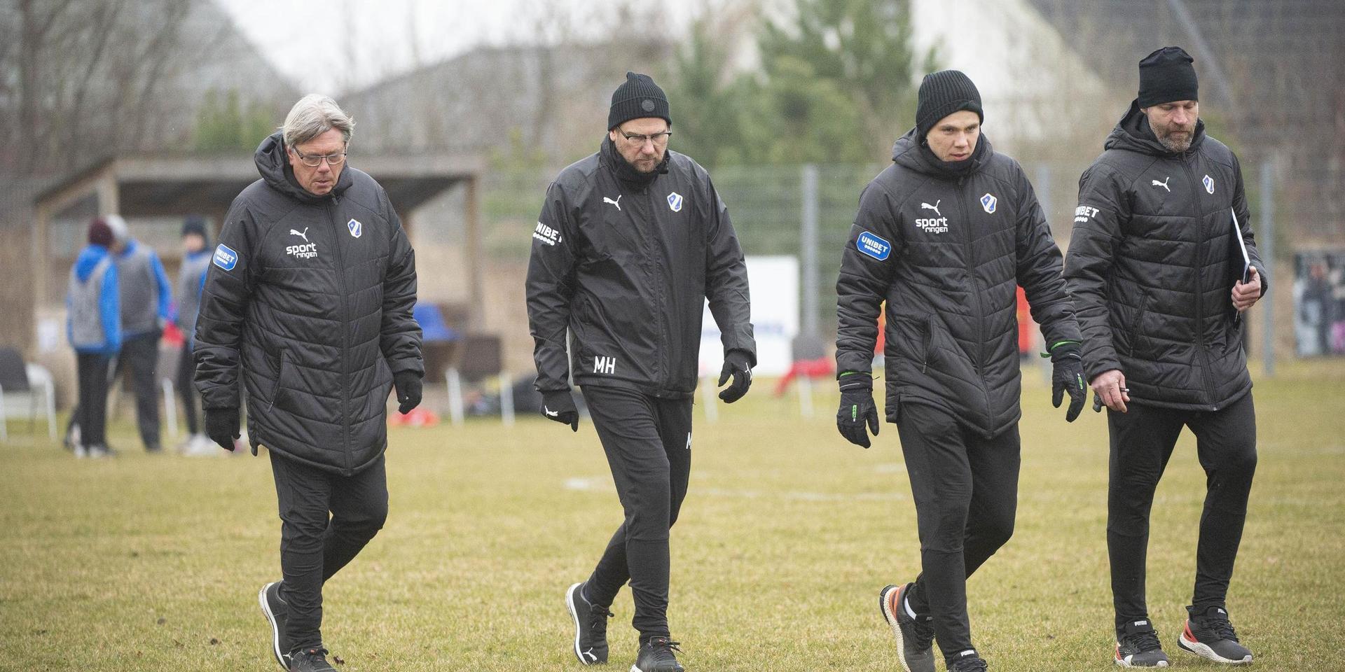 HBK:s manager Magnus Haglund (tvåa från vänster) och hans medhjälpare Per Olsson, Dennis Nilsson och Torbjörn Arvidsson lämnar planen efter 0–0 mot Kalmar FF.