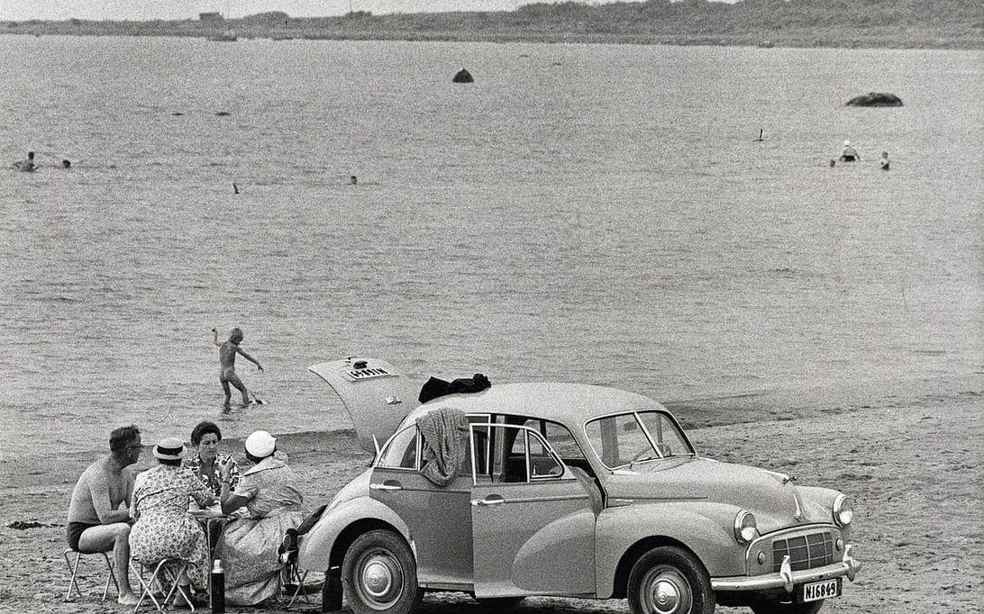 Här är samma gäng som på reklambilden för Origo, och pojken som plaskar i strandkanten är Tore, då drygt fem år. Bilden, som är tagen 1956 eller 1957, är troligtvis från Strandlida i Ringenäs.