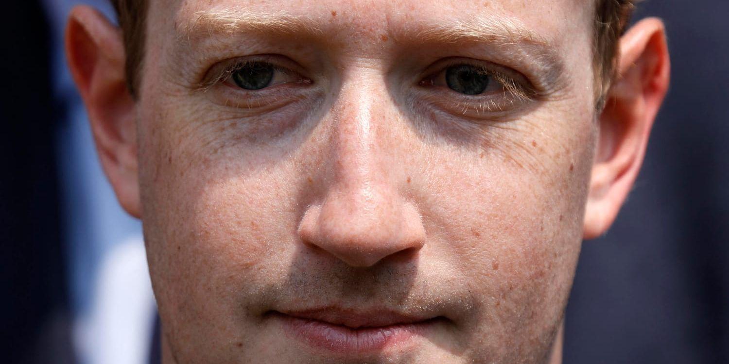 Facebookgrundaren Mark Zuckerberg bör inte sitta som vd, anser vissa delägare.