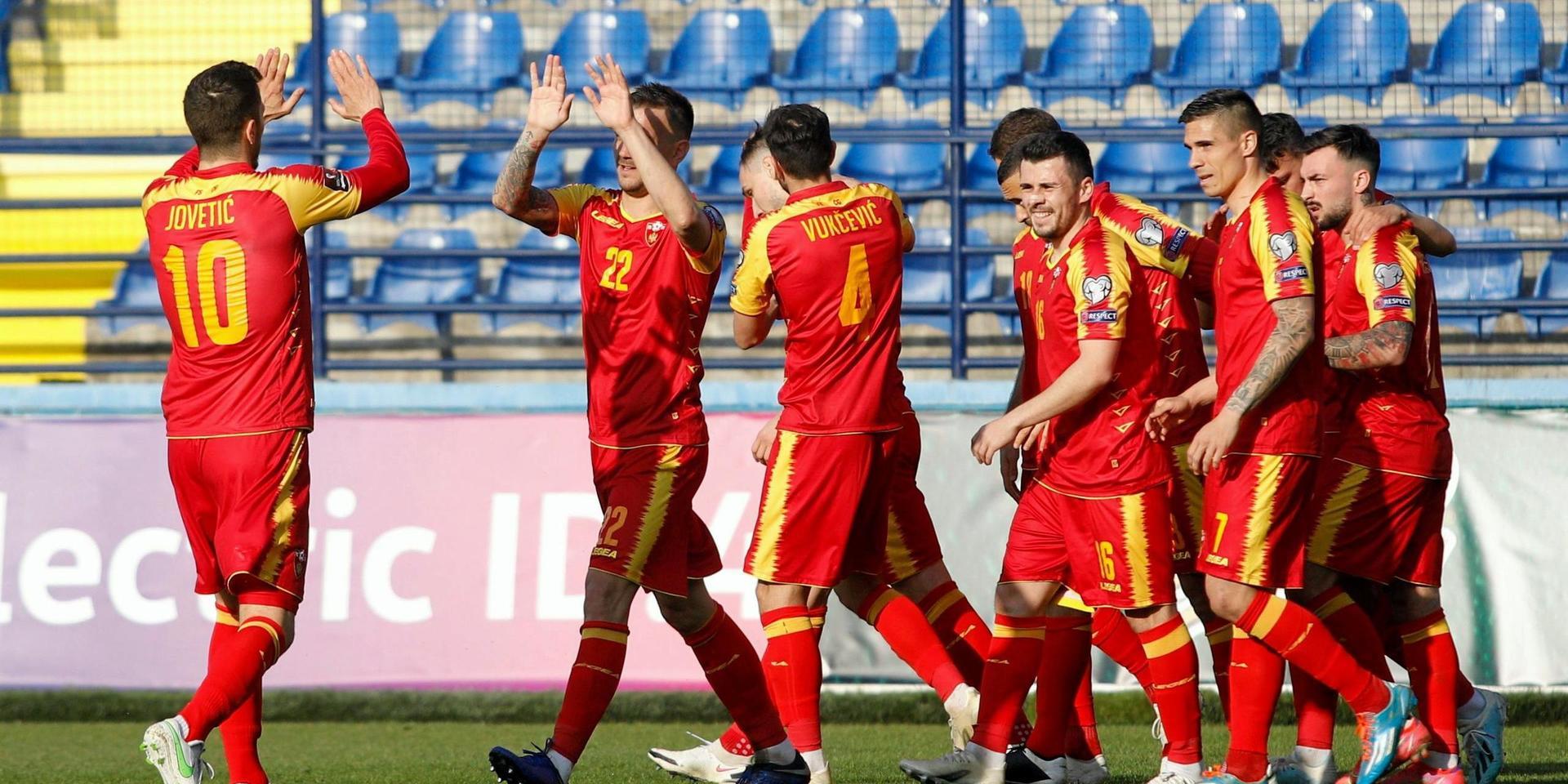 Montenegros spelare firar 3–1-målet mot Gibraltar. Hörnan som ledde till målet slogs av Sead Haksabanovic (längst till höger).