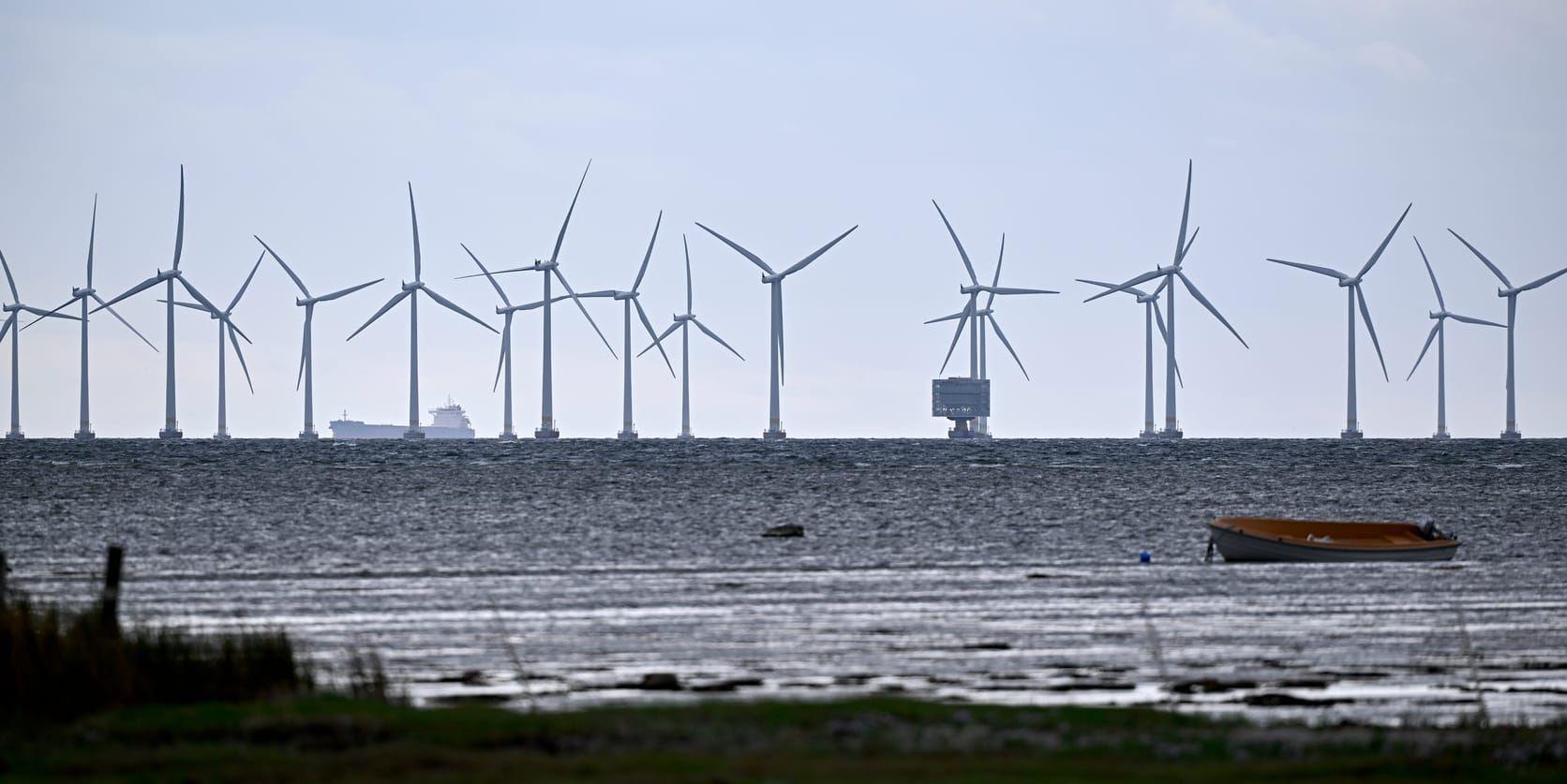 Havsbaserade vindkraftverk i Lillgrund vindkraftpark söder om Öresundsbron. 