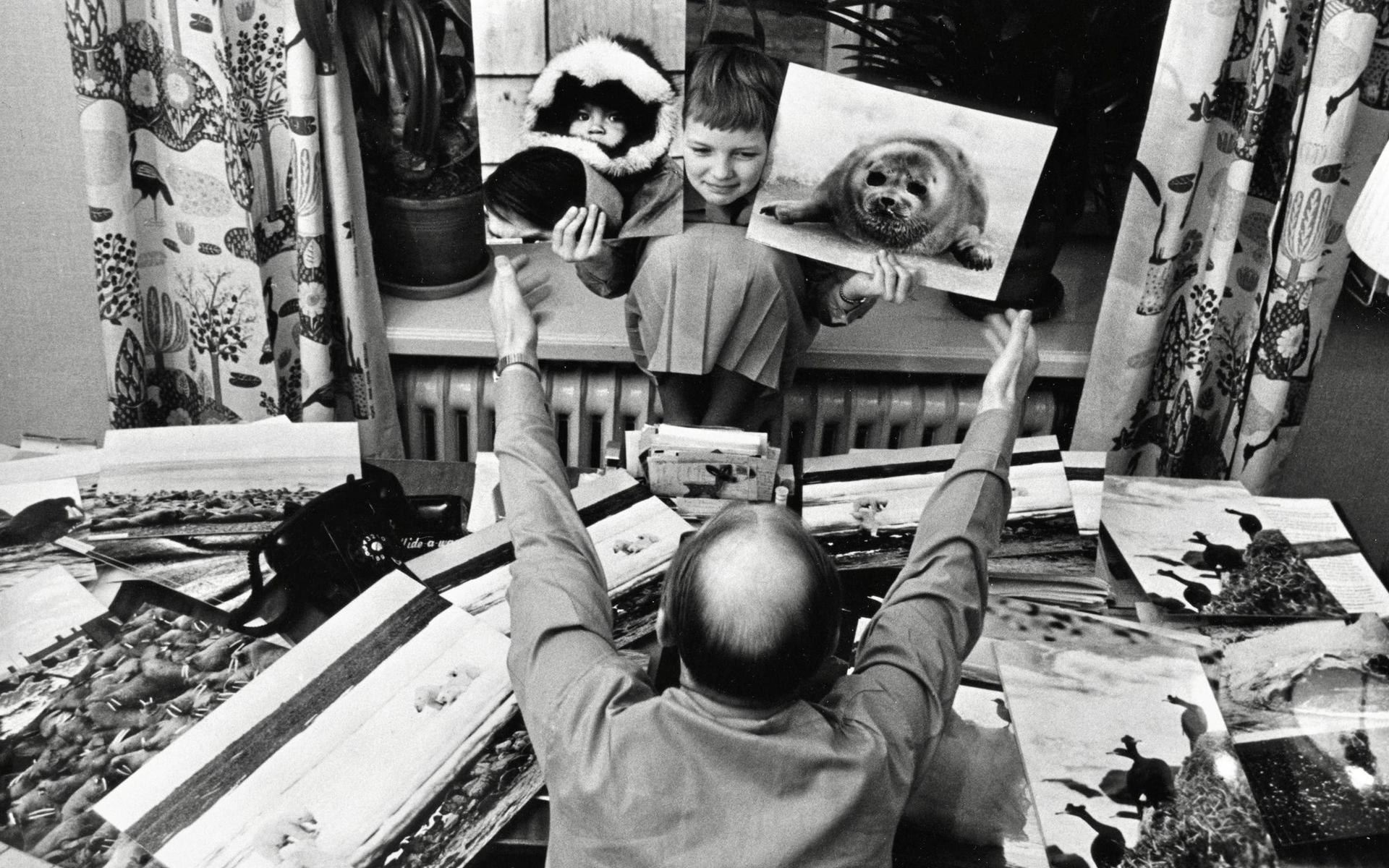 Dottern Pia Gillsäter hjälper pappa Sven att välja bilder. Bilden är från tidigt 1960-tal.