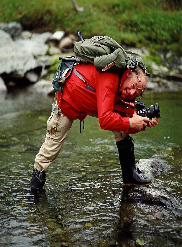 Ska man fotografera naturen gäller det att vara rätt klädd. Sven Gillsäter hade utrustning som klarade det mesta. Bilden är från Härjedalen och 1980-talet.