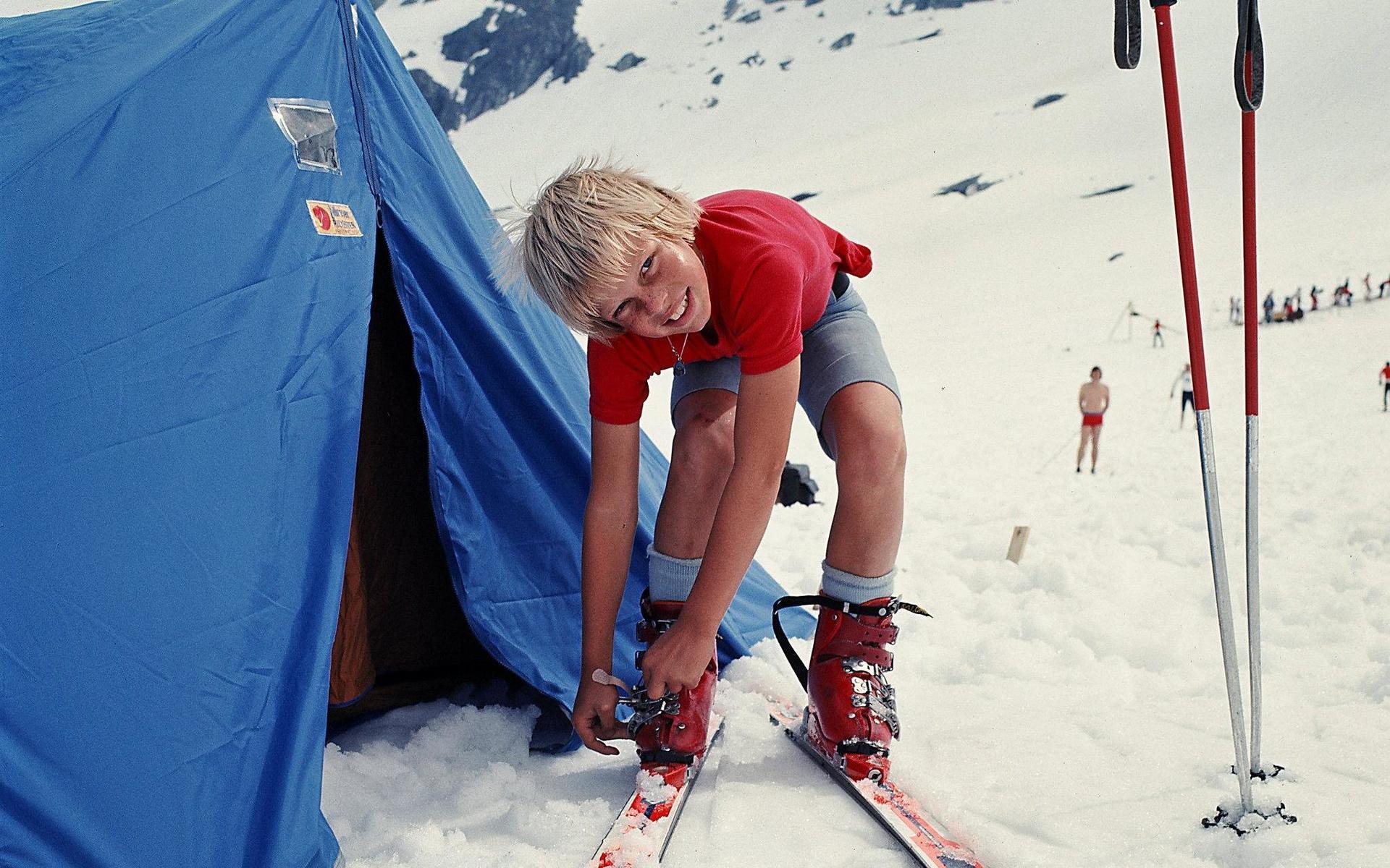 Är man i snöiga trakter är det klart att man ska åka skidor även om det är varmt. Sonen Björn Gillsäter gör sig redo för dagen i norska Stryn, i samband med ett reklamuppdrag för Fjällräven på 1970-talet.