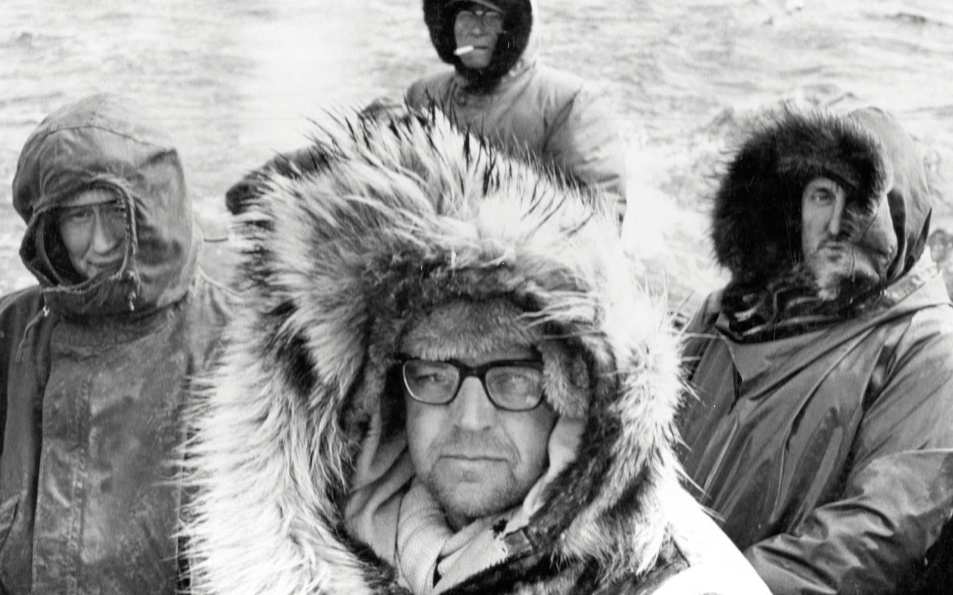 Den här bilden av Sven Gillsäter tillsammans med eskimåer och troféjägare kommer att pryda boken som utkommer senare i år med anledning av 100-årsjubileet. Bilden är tagen inför en valrossjakt i Alaska (som Sven Gillsäter dokumenterade med avsky.)