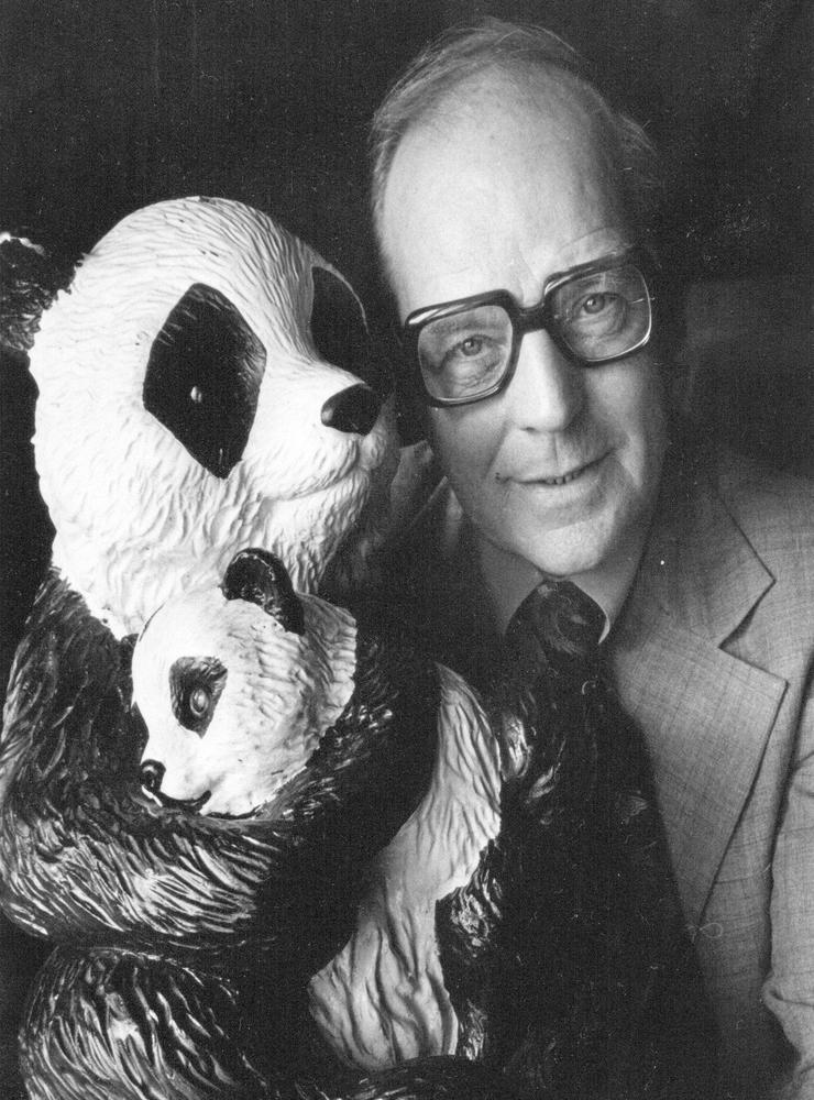 Pandasparbössan var alltid med på Sven Gillsäters föreläsningsturnéer. Han samlade in stora summor till WWF. Bilden är från 1970-talet.