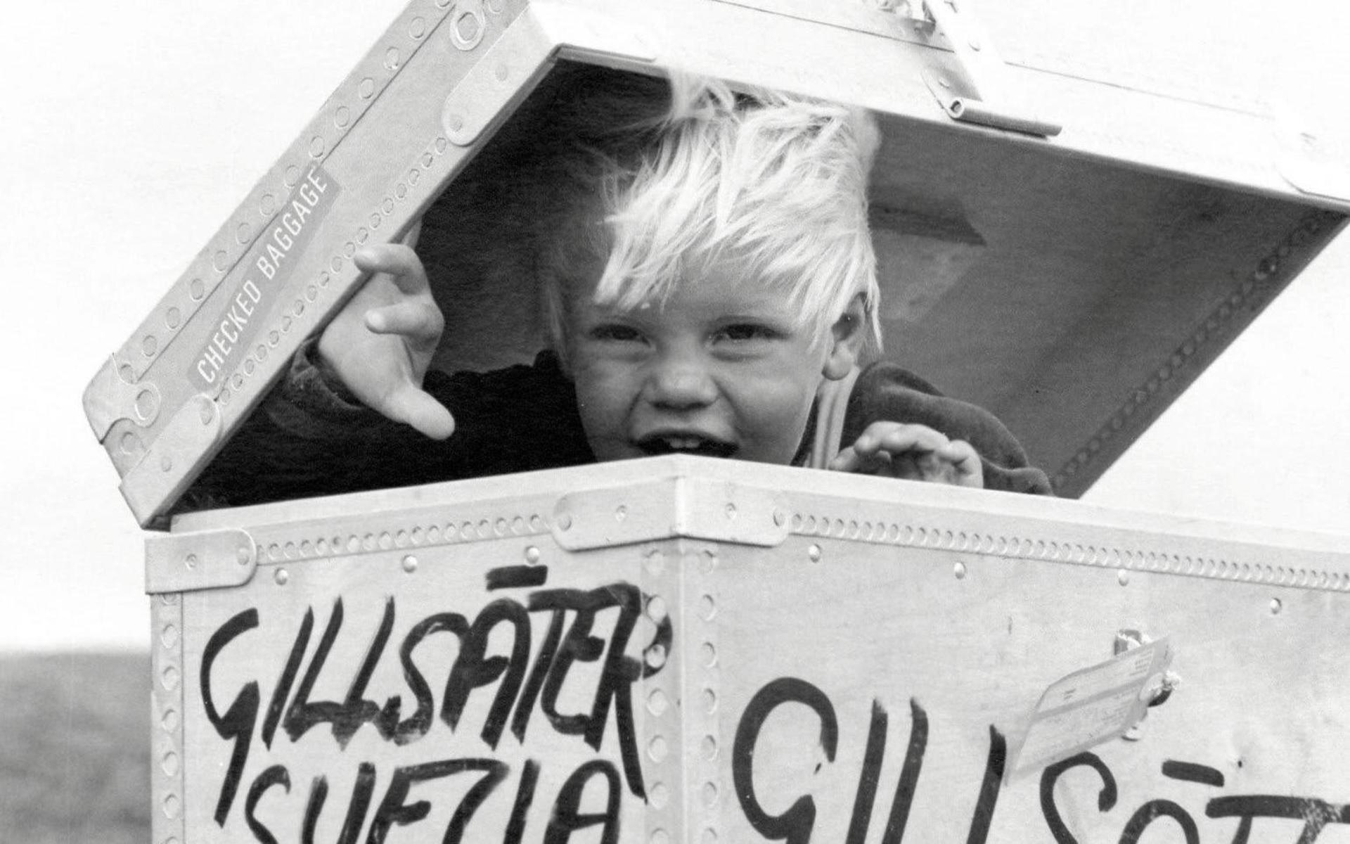 Tittut i lådan. Björn Gillsäter leker med pappas grejer på Falklandsöarna någon gång 1968/69.