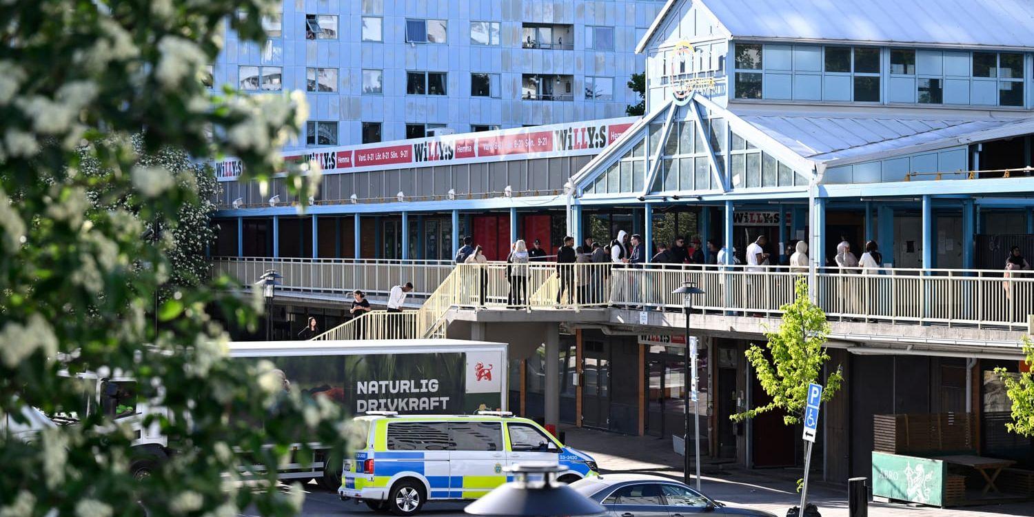 Poliser på plats efter skottlossningen i Solna tidigare i veckan.