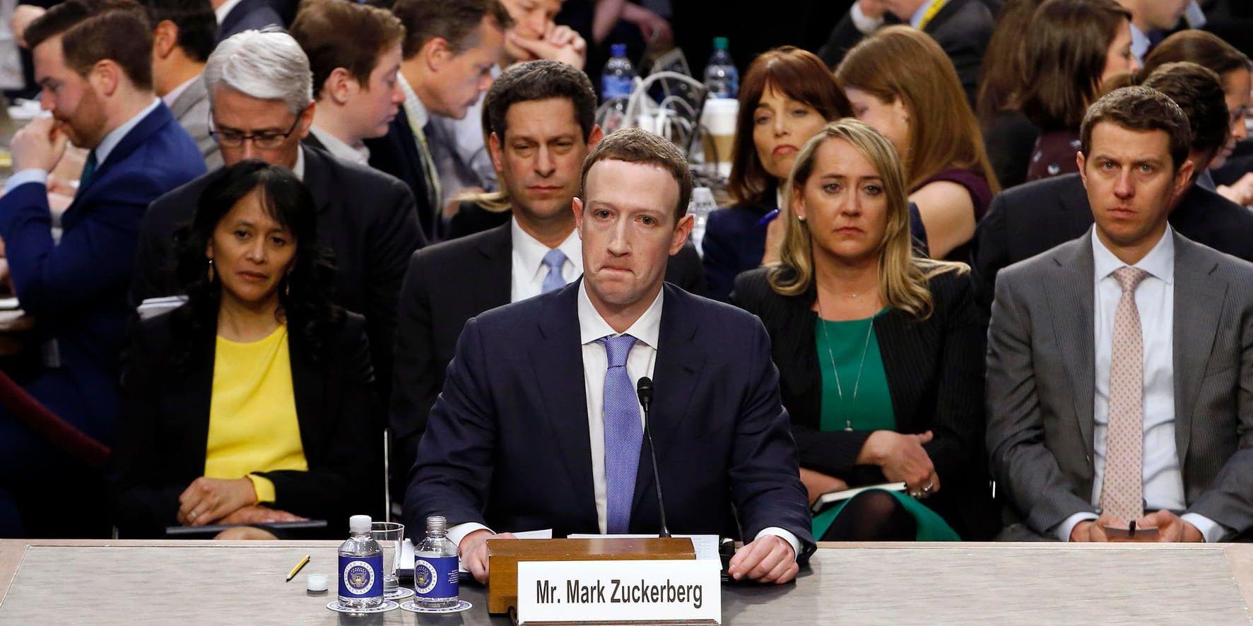 Facebook-chefen Mark Zuckerberg frågas ut i den amerikanska senaten.