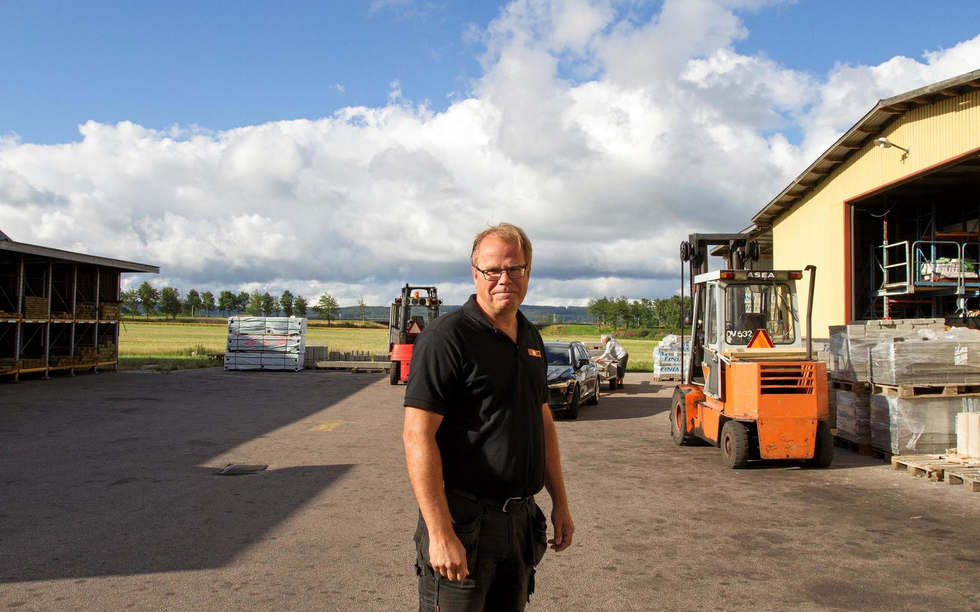 Jerry Nilsson driver Skottorps Bygghandel AB sedan sex år tillbaka.