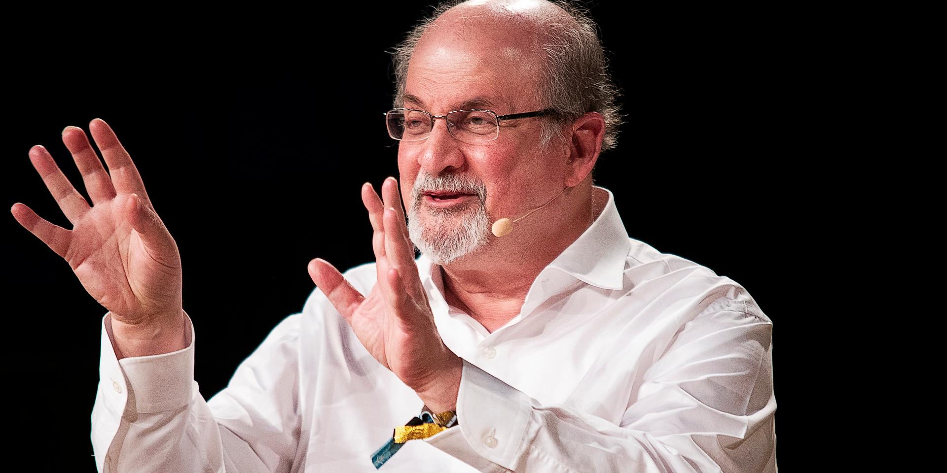 Våldsdåd. Under ett framträdande i New York knivhöggs den 75-åriga författaren Salman Rushdie.