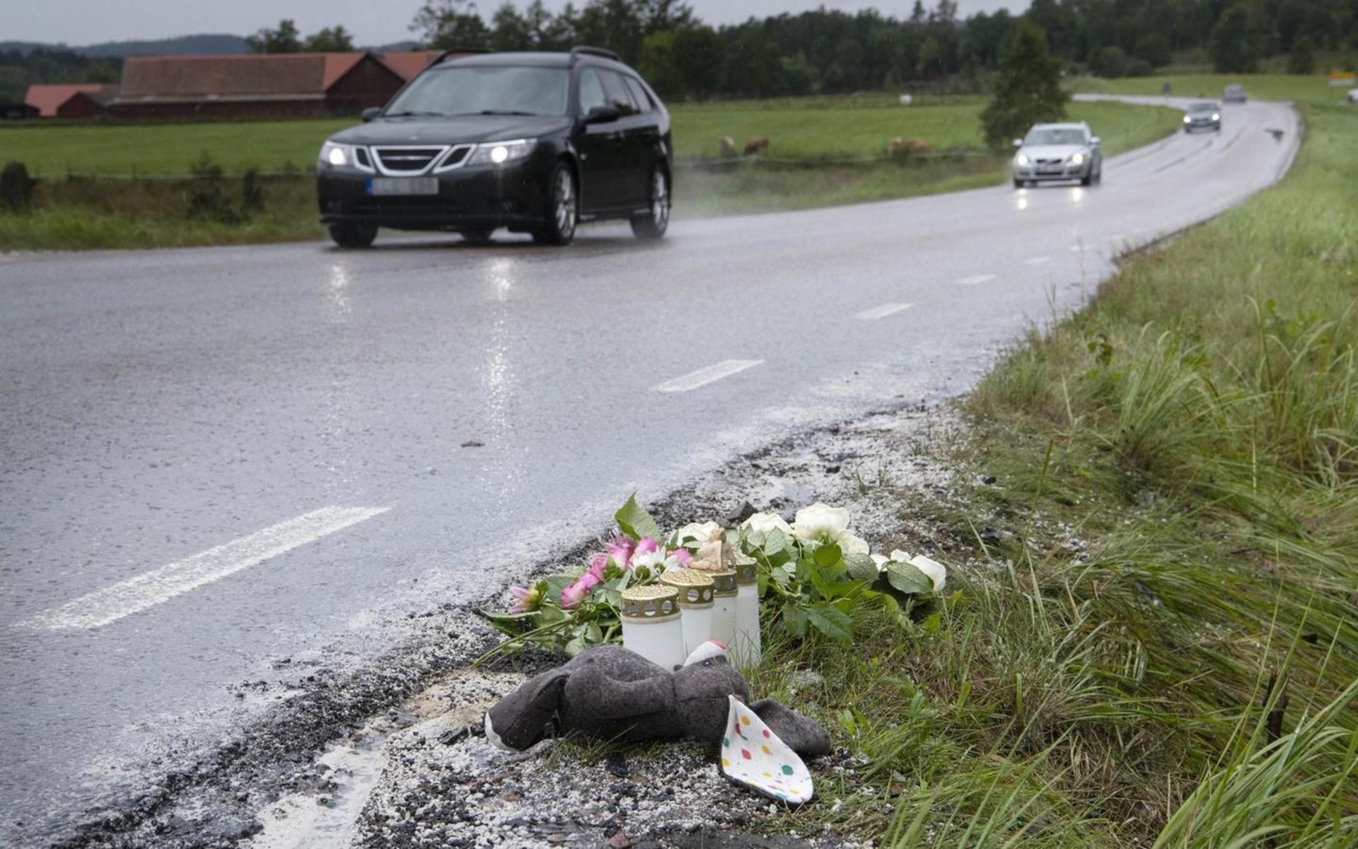 Det var på torsdagskvällen den 27 augusti som dödsolyckan inträffade på vägen mellan Oskarström och Slättåkra. Fem personer var inblandade i olyckan. Två av dem, en flicka i femårsåldern och en kvinna i 60-årsåldern, avled av sina skador. 