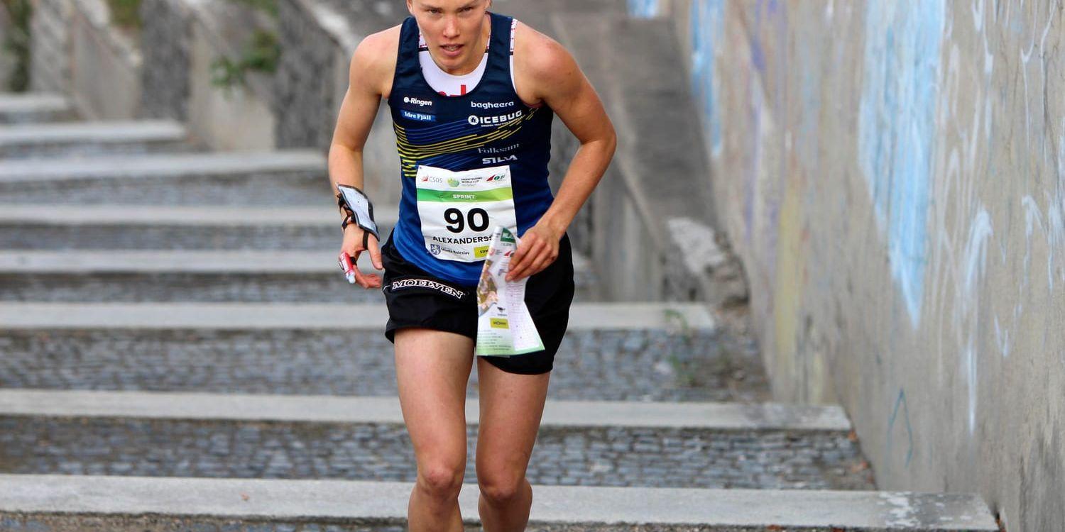 Världscupsegraren Tove Alexandersson vann söndagens sprint i världscupen i orientering i Tjeckien.