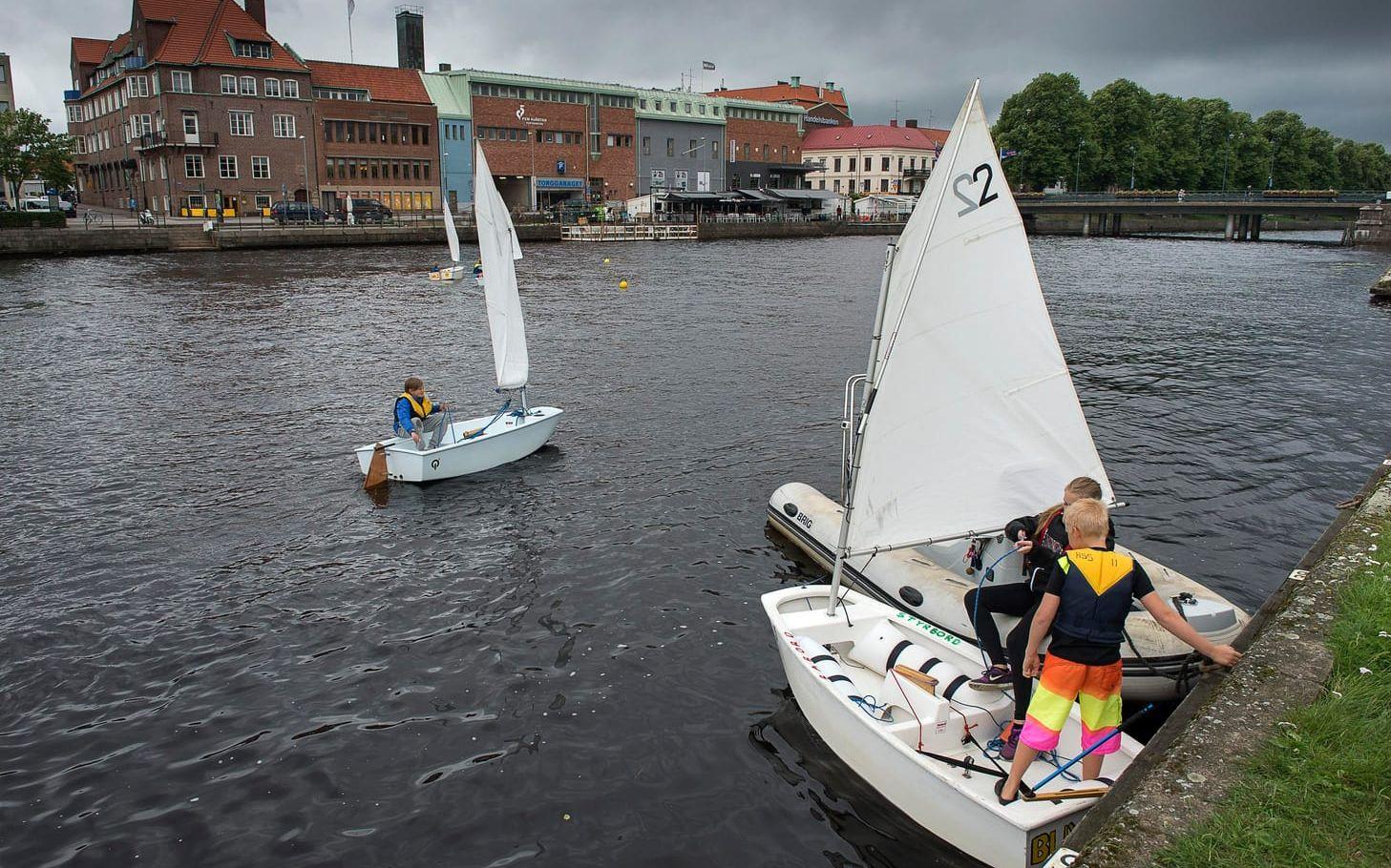 "Det roliga med segling är att det går fort. Och den här båten är riktigt snabb", säger Elias Franklin, en av seglarskolans elever. Foto: Jörgen Alström