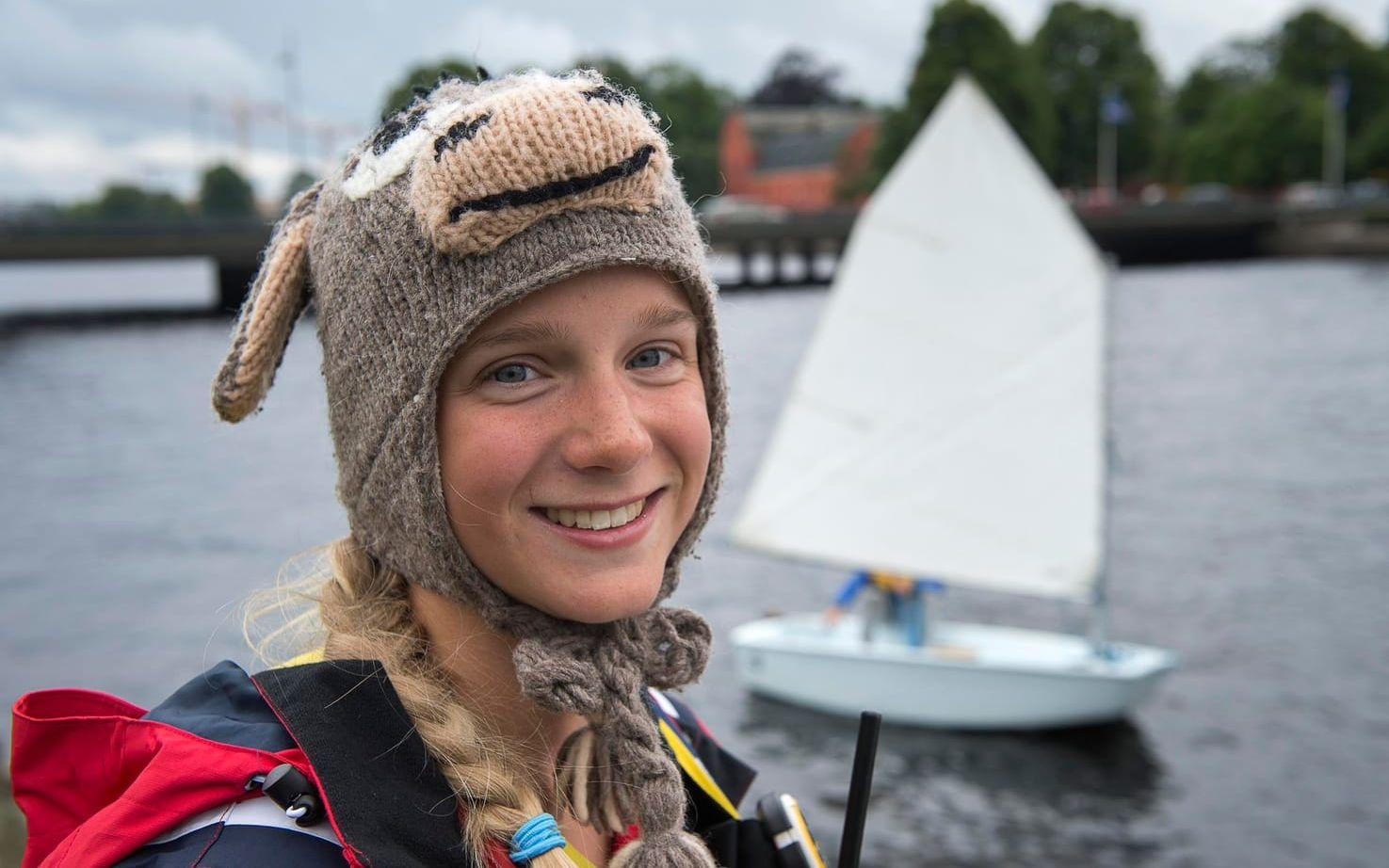 Instruktören Wilma Larsson fick låna den tjusiga åsnemössan av en av sina elever. Foto: Jörgen Alström