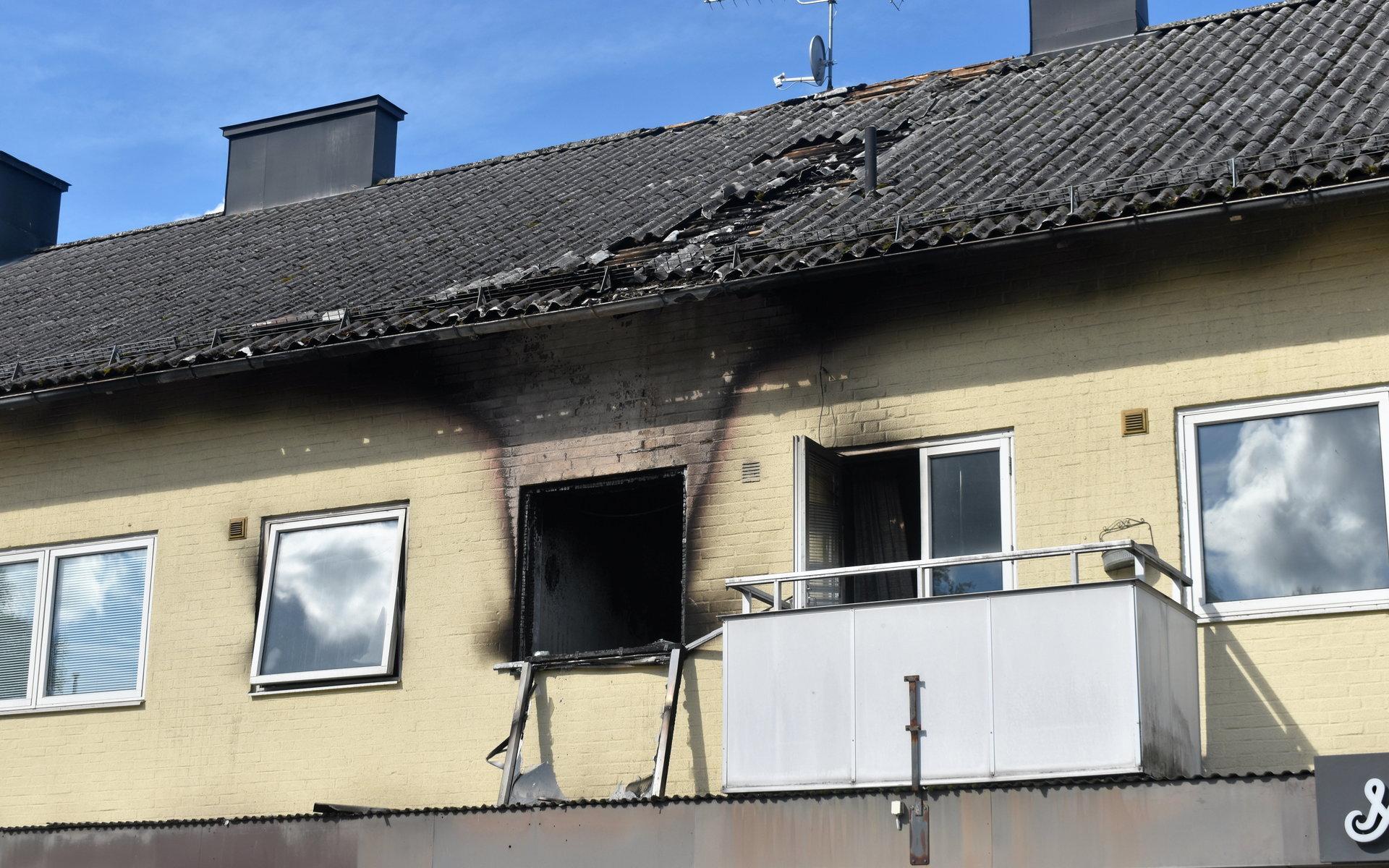 Lägenheten blev totalförstörd av branden, men den äldre damen som bodde i lägenheten klarade att ta sig ut oskadd ur bostaden. 