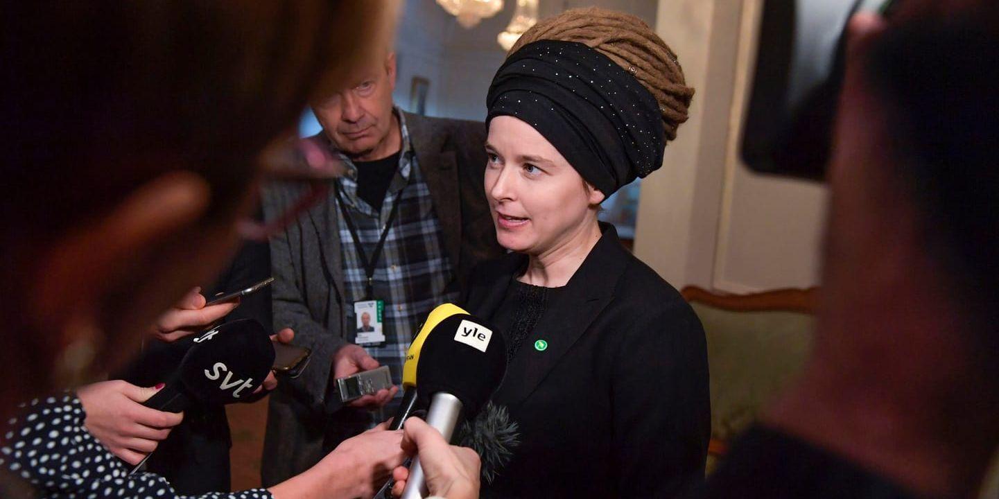 Kulturminister Amanda Lind pratar med reportrar under en pressträff i riksdagshuset i måndags.