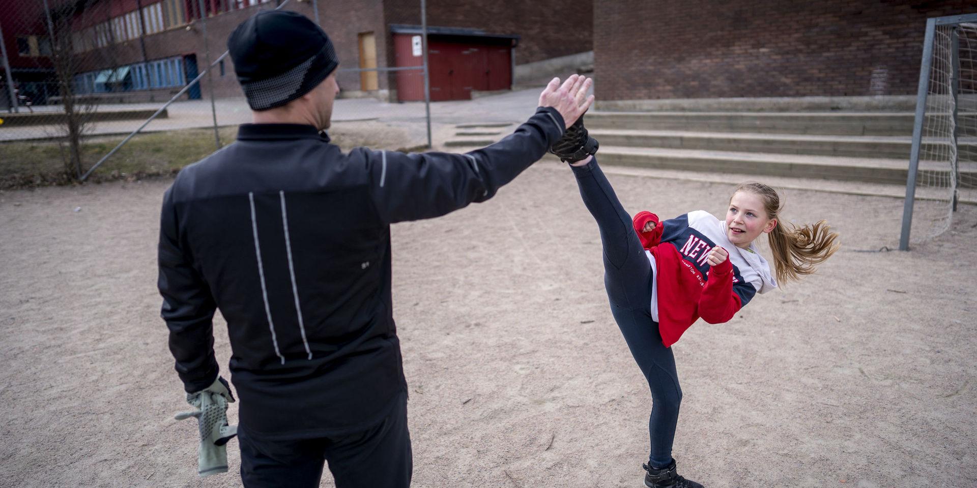 David Adolph och dottern Elin Adolph i Billdal Taekwondo tränar utomhus på en grusplan då den vanliga träningen är stängd på grund av coronaviruset.