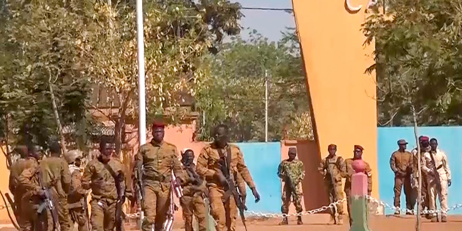 Soldater som deltar i upproret, utanför en militäranläggning i Ouagadougou under måndagen. Bilden är tagen från ett filmklipp. Arkivbild.